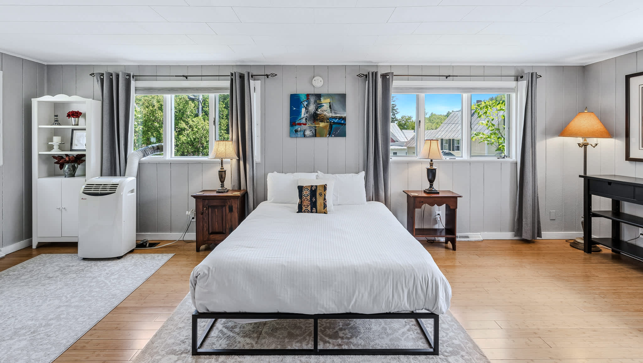 Beautiful Village of Woodstock home near the Inn