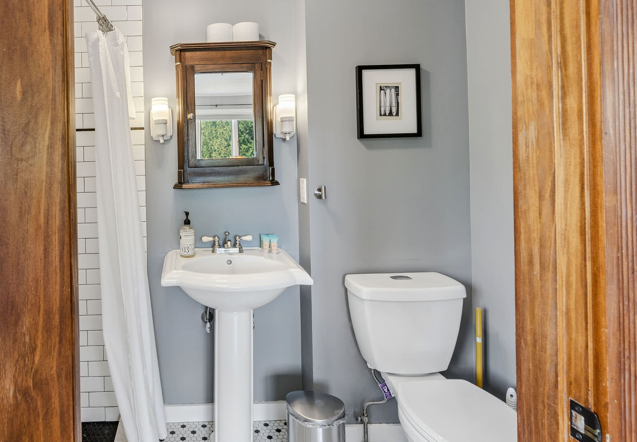Beautiful Village of Woodstock home near the Inn