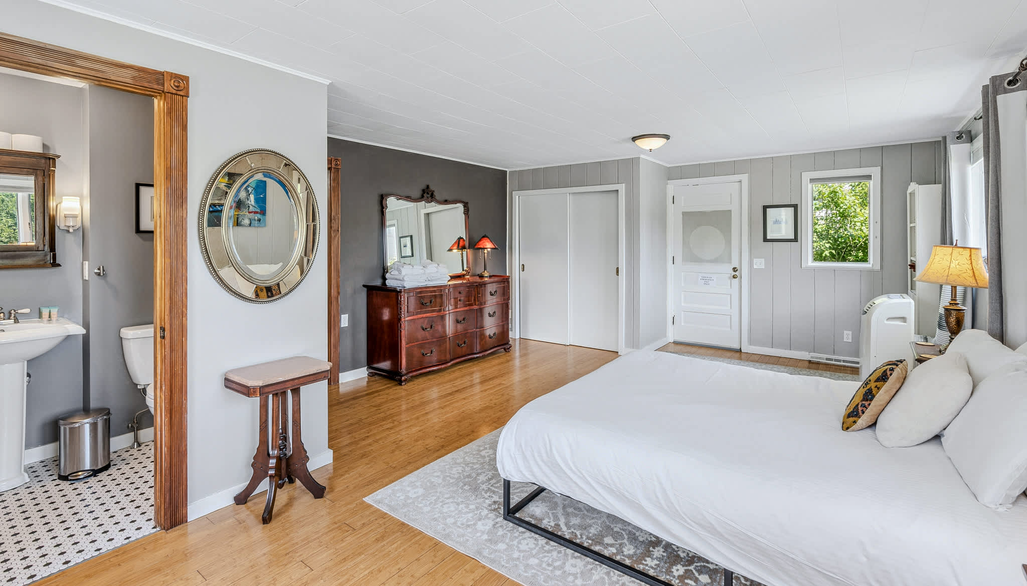 Beautiful Village of Woodstock home near the Inn