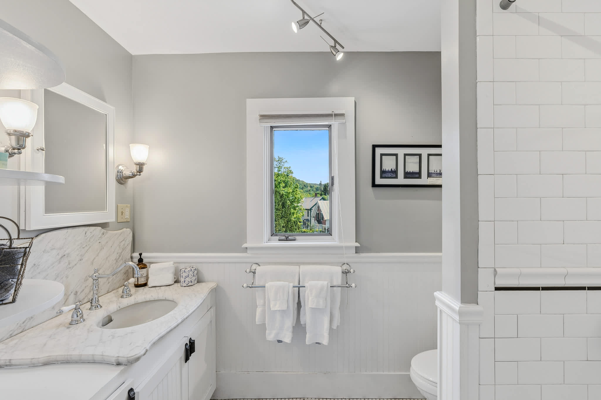 Beautiful Village of Woodstock home near the Inn