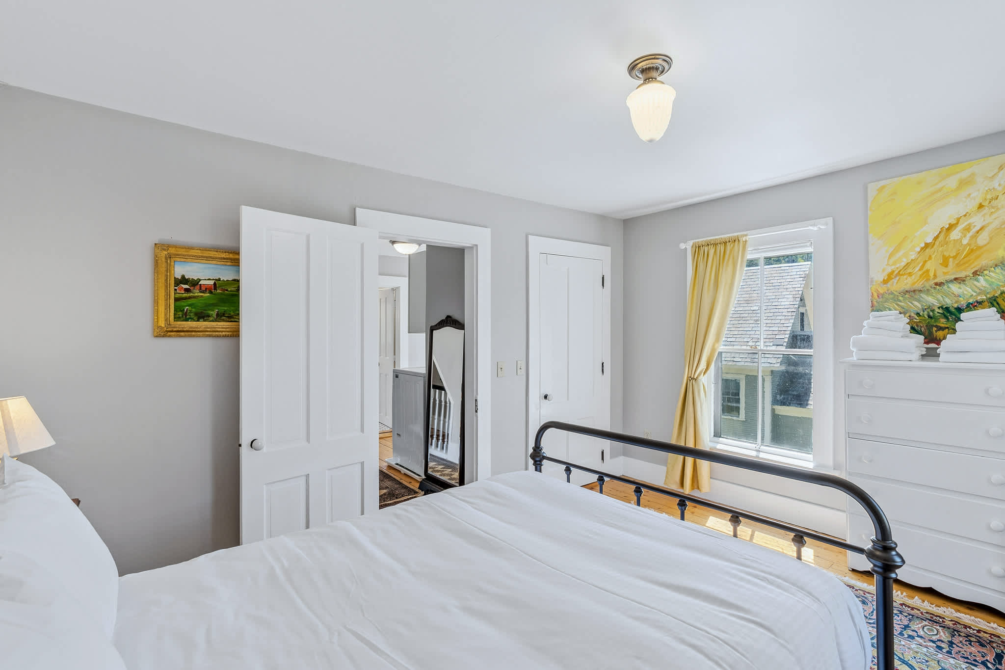 Beautiful Village of Woodstock home near the Inn