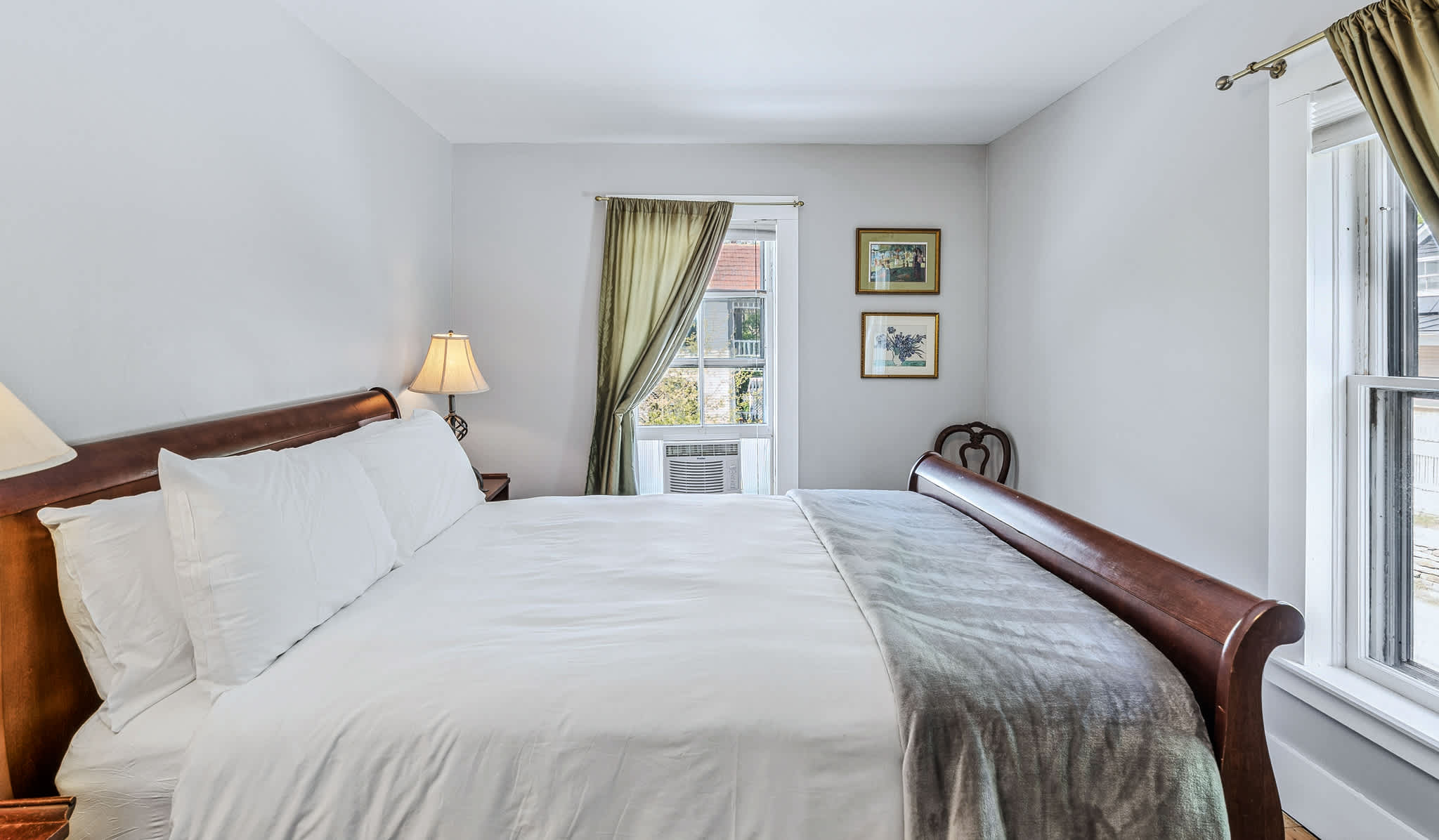 Beautiful Village of Woodstock home near the Inn