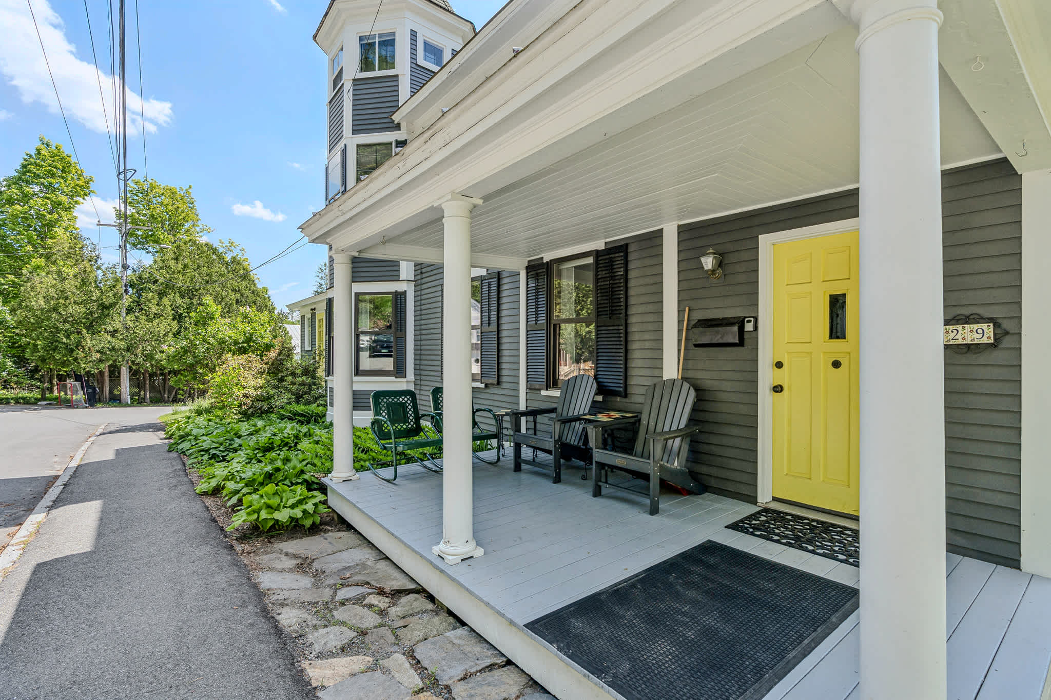 Beautiful Village of Woodstock home near the Inn