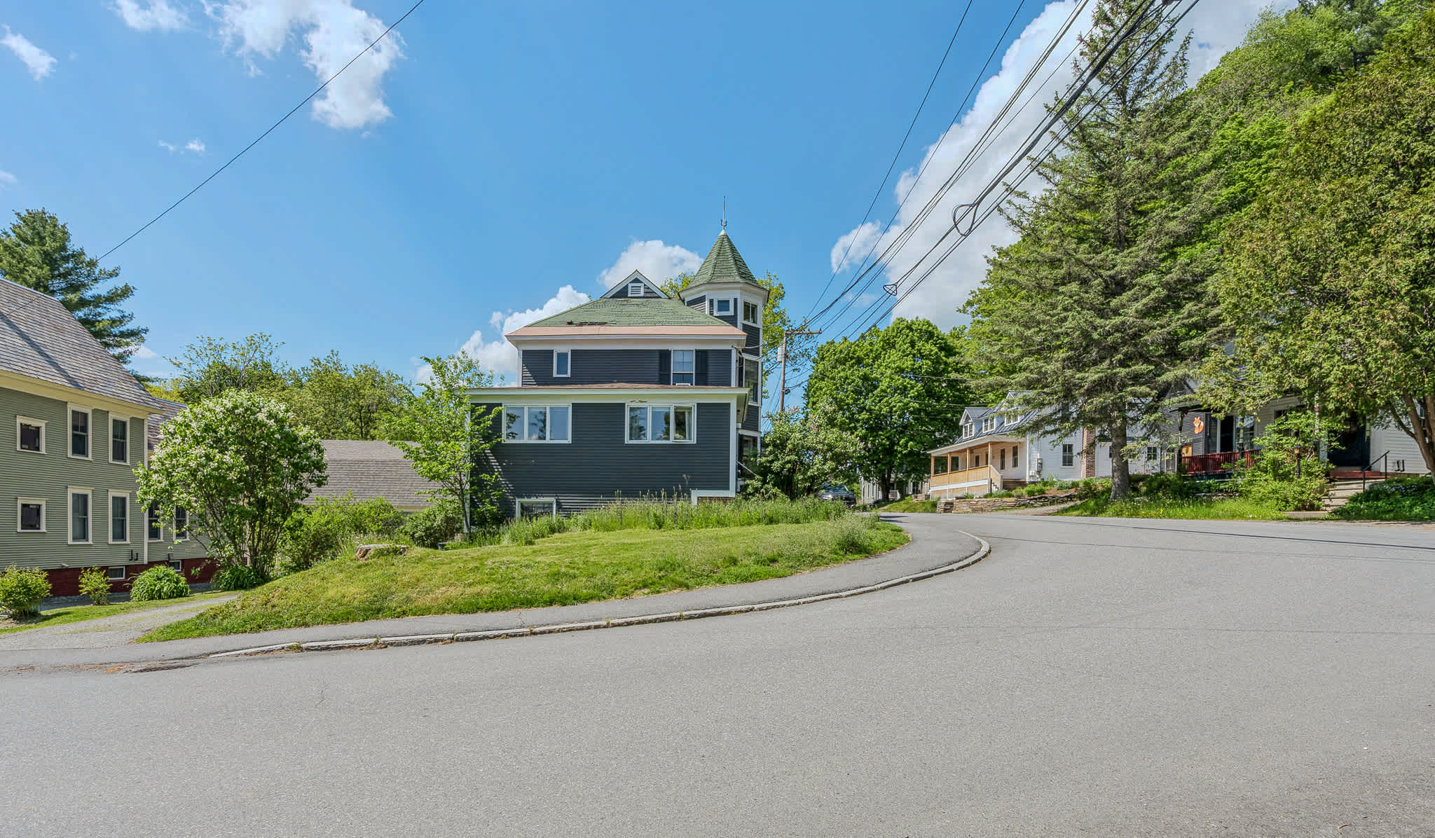 Beautiful Village of Woodstock home near the Inn