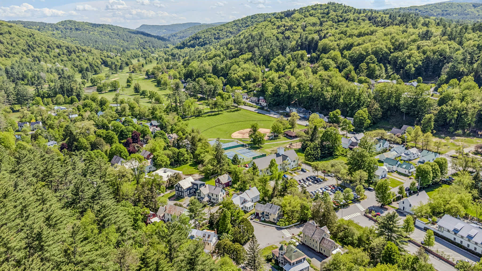 Beautiful Village of Woodstock home near the Inn