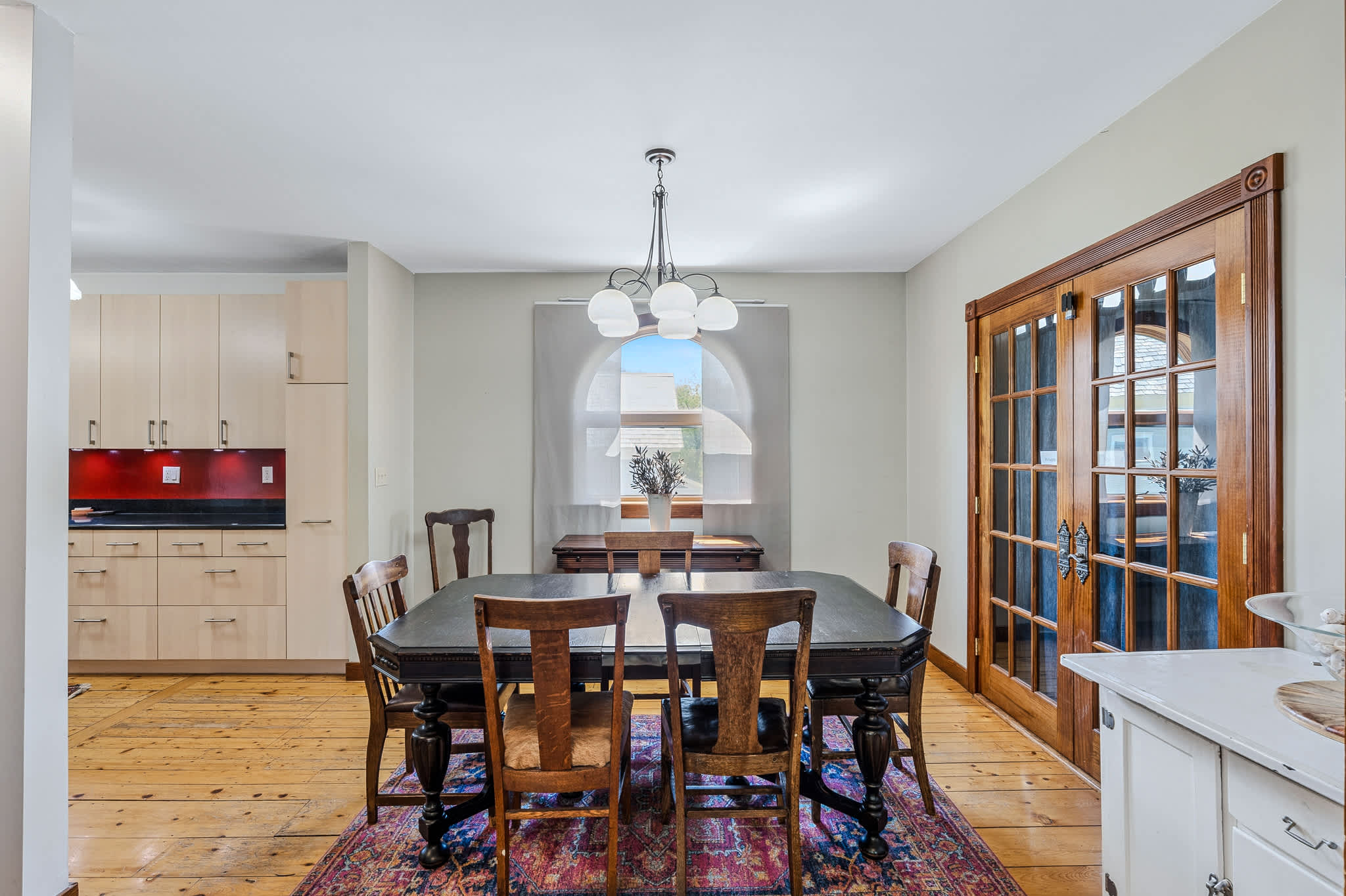 Beautiful Village of Woodstock home near the Inn