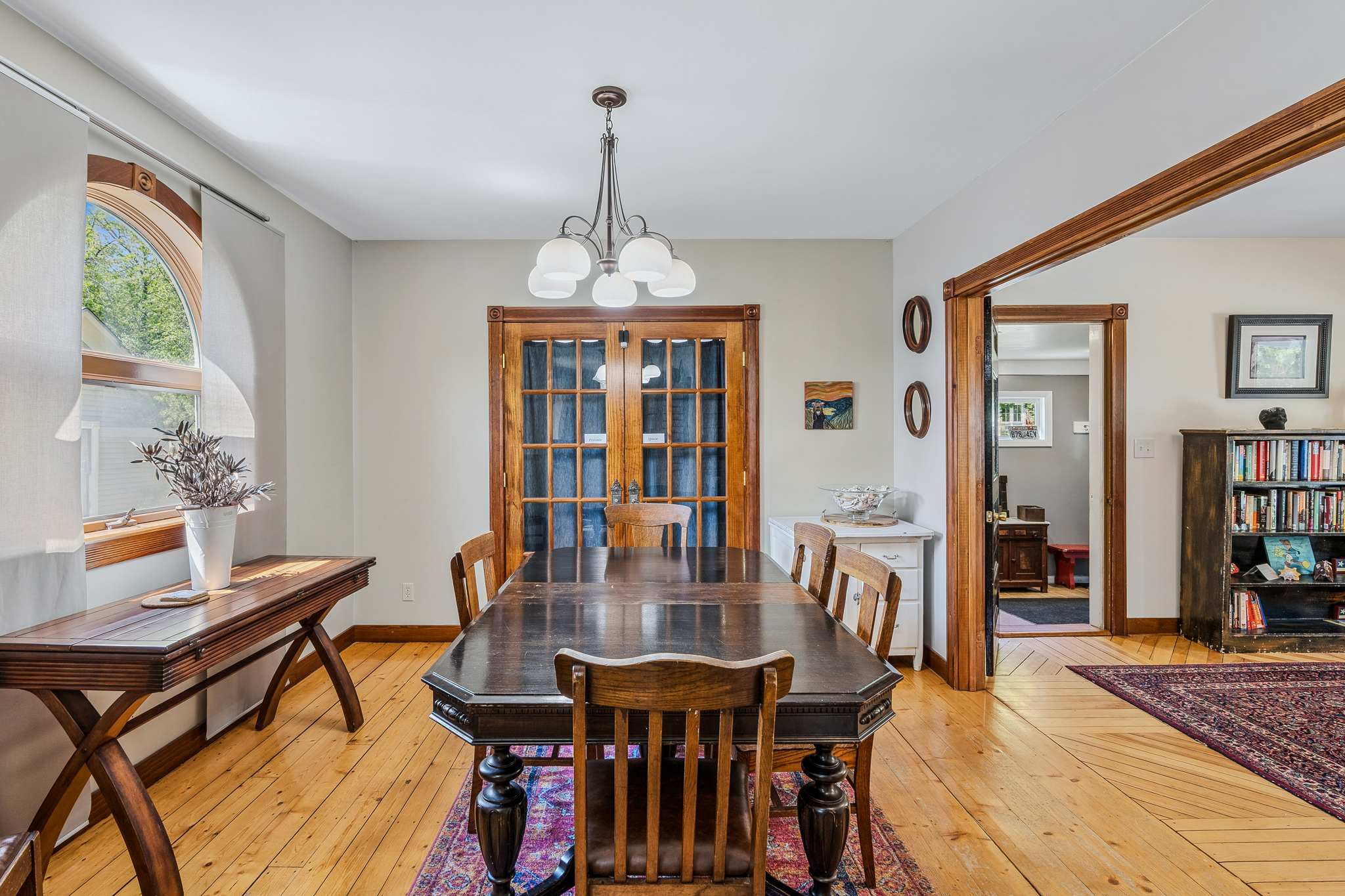 Beautiful Village of Woodstock home near the Inn
