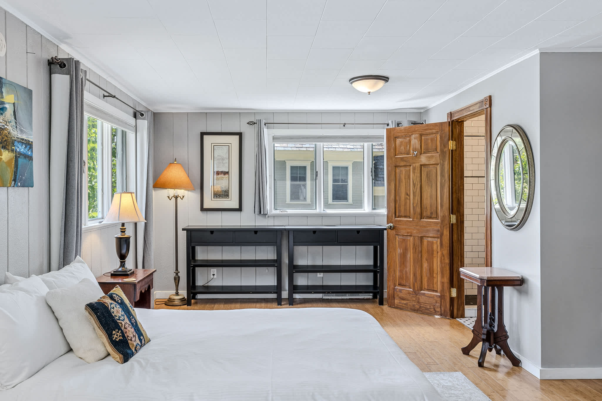 Beautiful Village of Woodstock home near the Inn