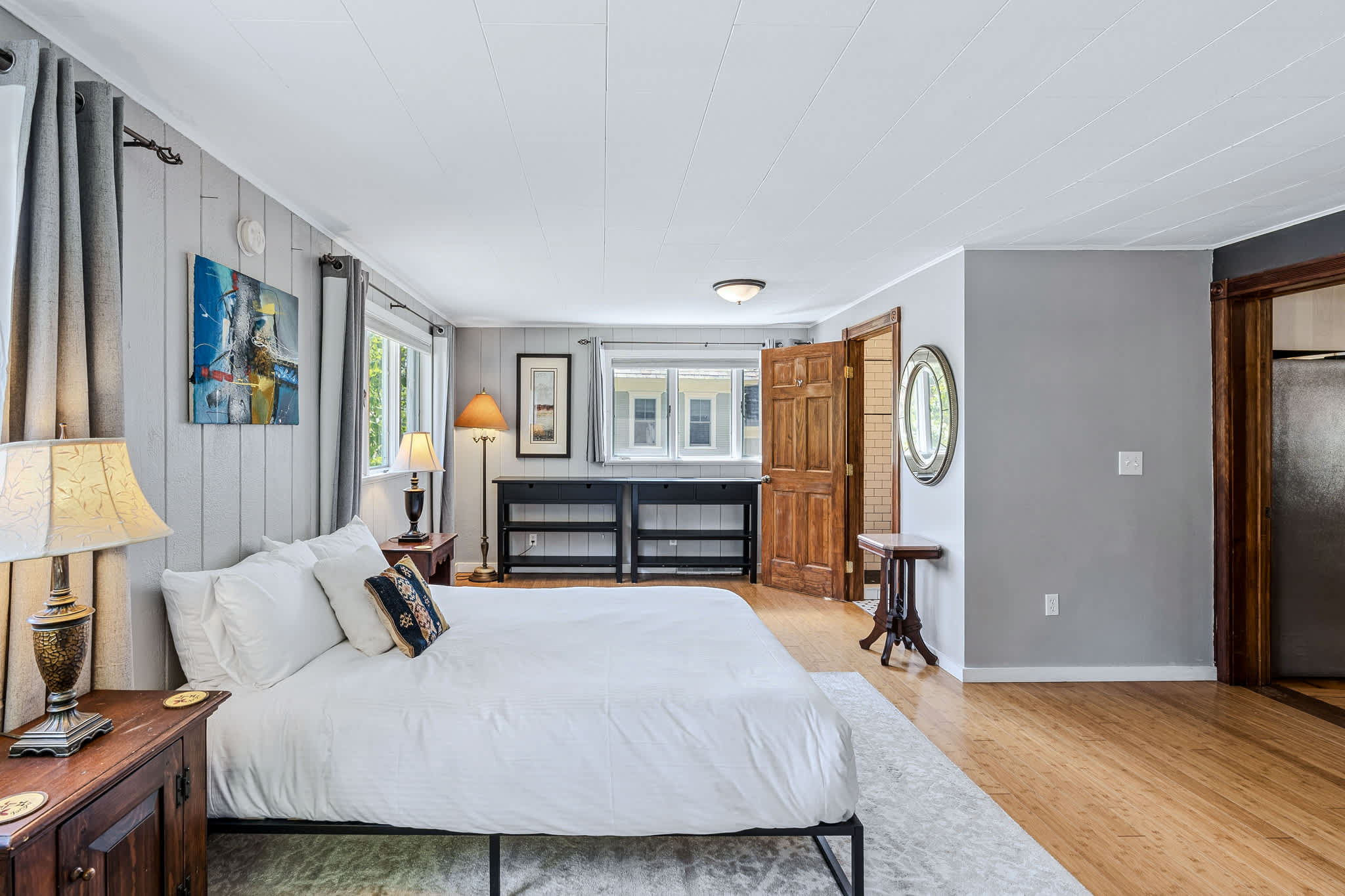 Beautiful Village of Woodstock home near the Inn