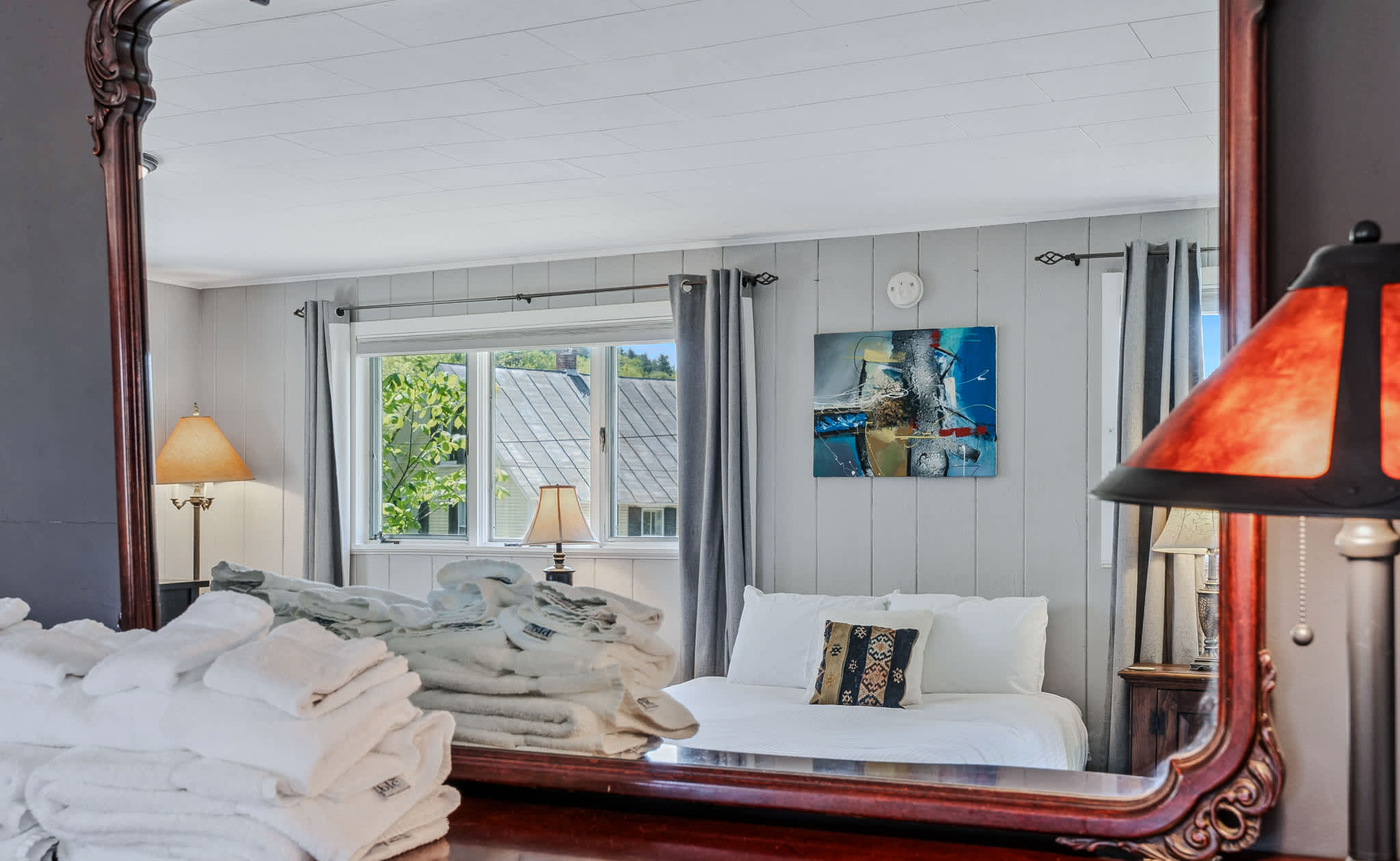 Beautiful Village of Woodstock home near the Inn