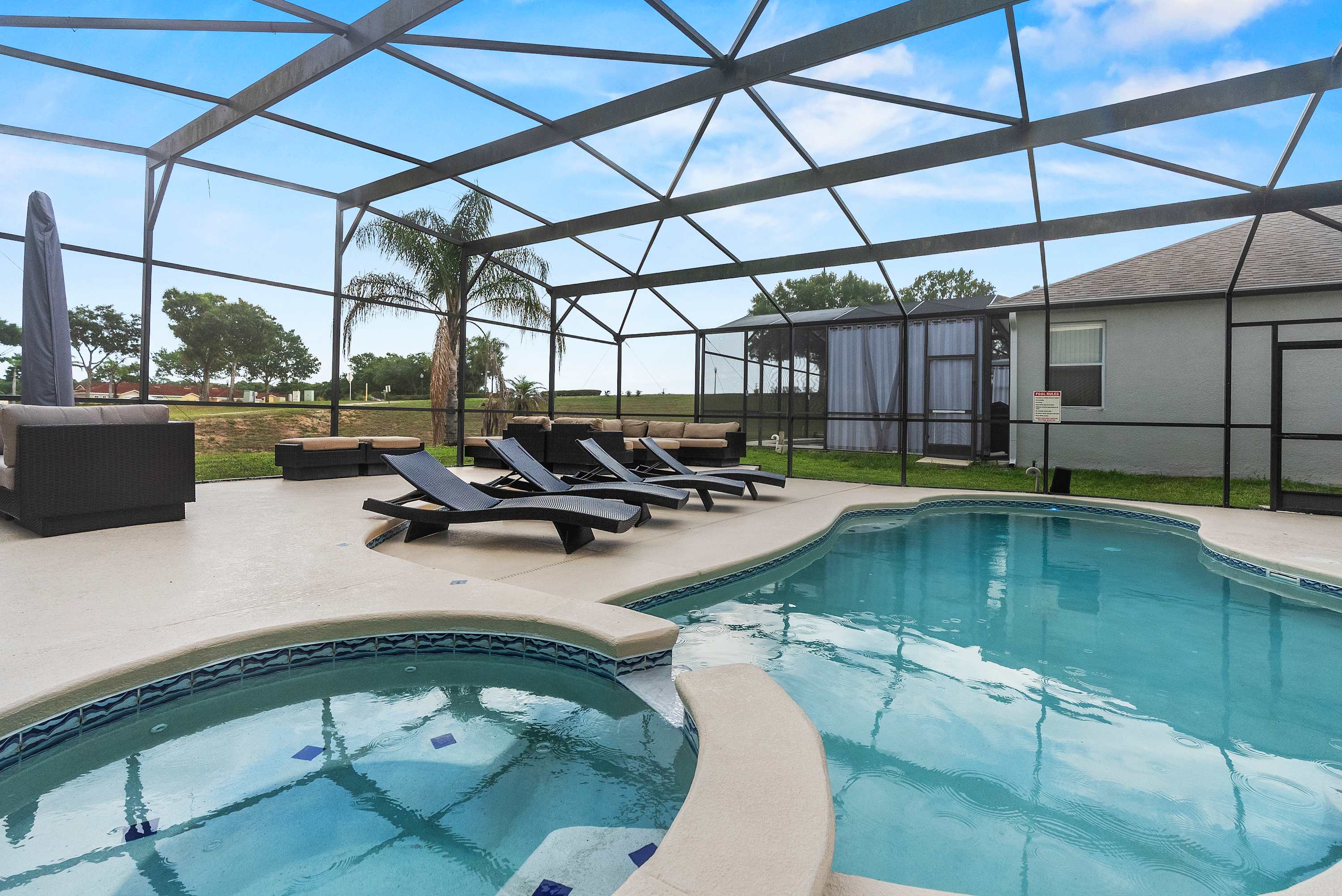 4BR retreat w/ screened pool & spa
