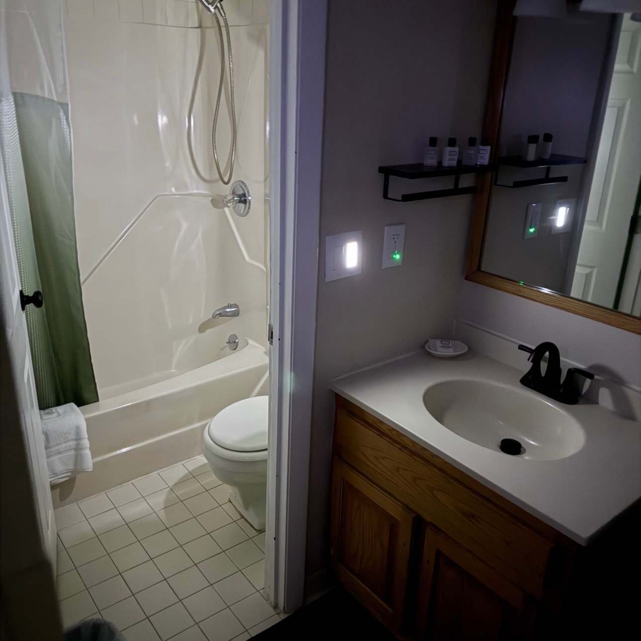 Eastern Inn Evergreen Suite 5