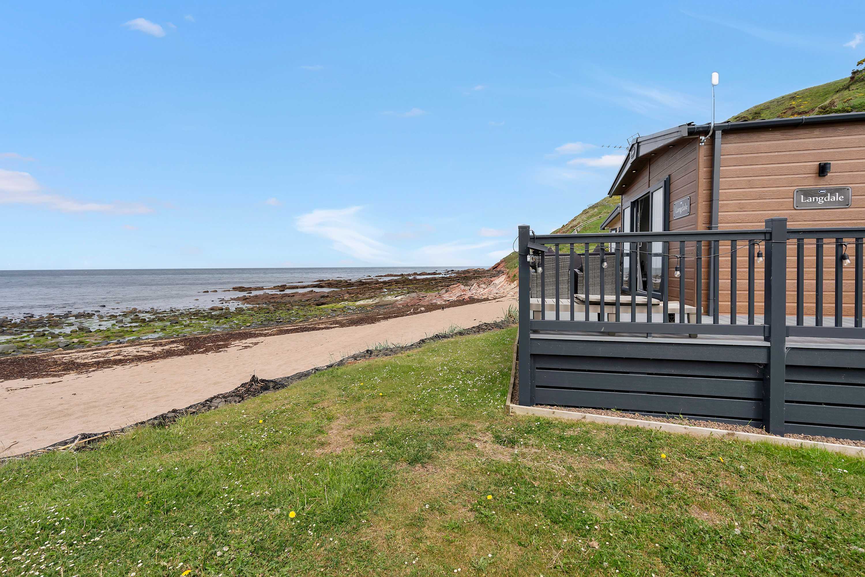 View Beachfront 2BR - Wi-Fi - Free Parking - Sleeps 6 in Southern Upland Way TD13 5YP Beachfront 2BR - Wi-Fi - Free Parking - Sleeps 6 in Southern Upland Way TD13 5YP - Property image 14 - VivreStays