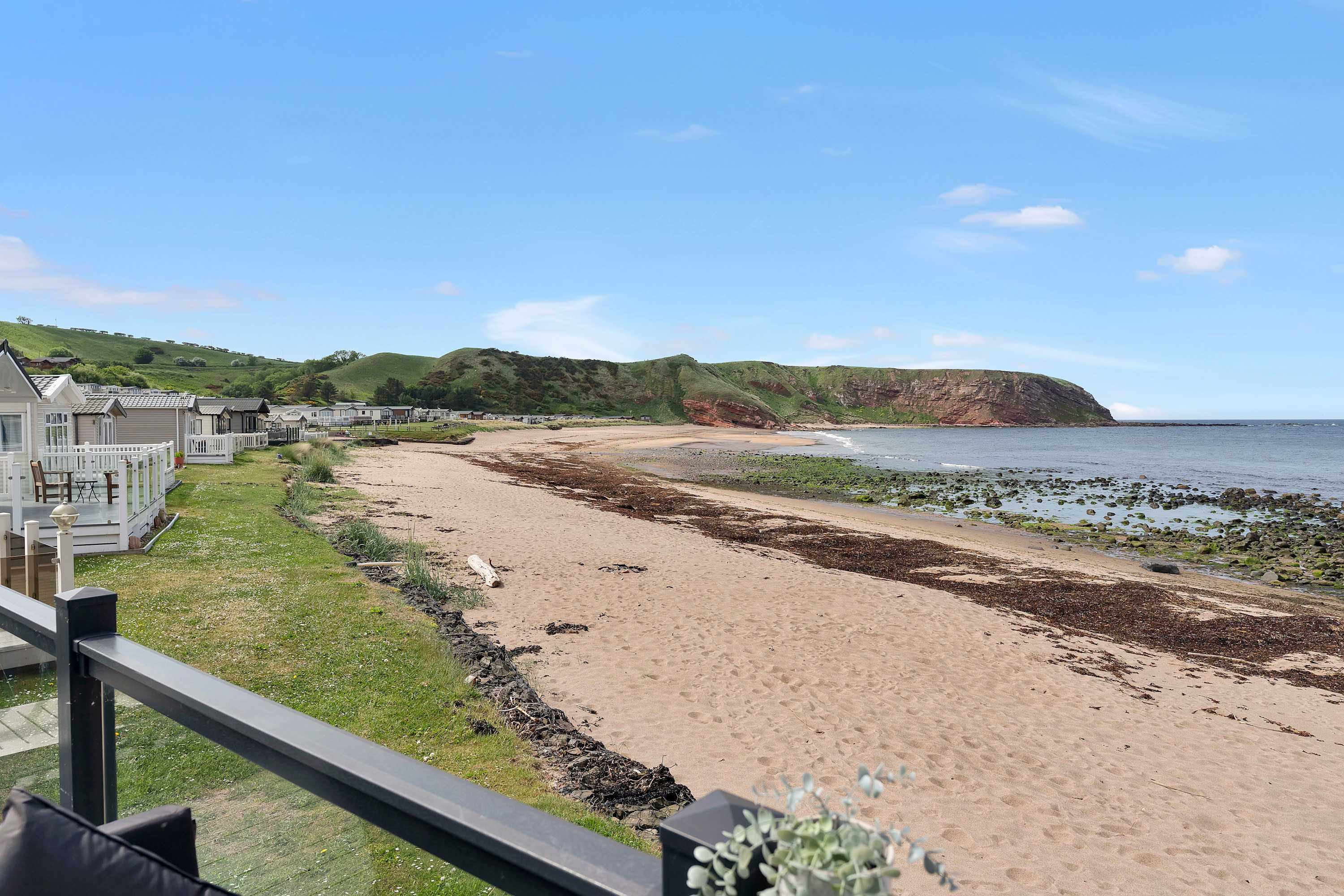 View Beachfront 2BR - Wi-Fi - Free Parking - Sleeps 6 in Southern Upland Way TD13 5YP Beachfront 2BR - Wi-Fi - Free Parking - Sleeps 6 in Southern Upland Way TD13 5YP - Property image 12 - VivreStays
