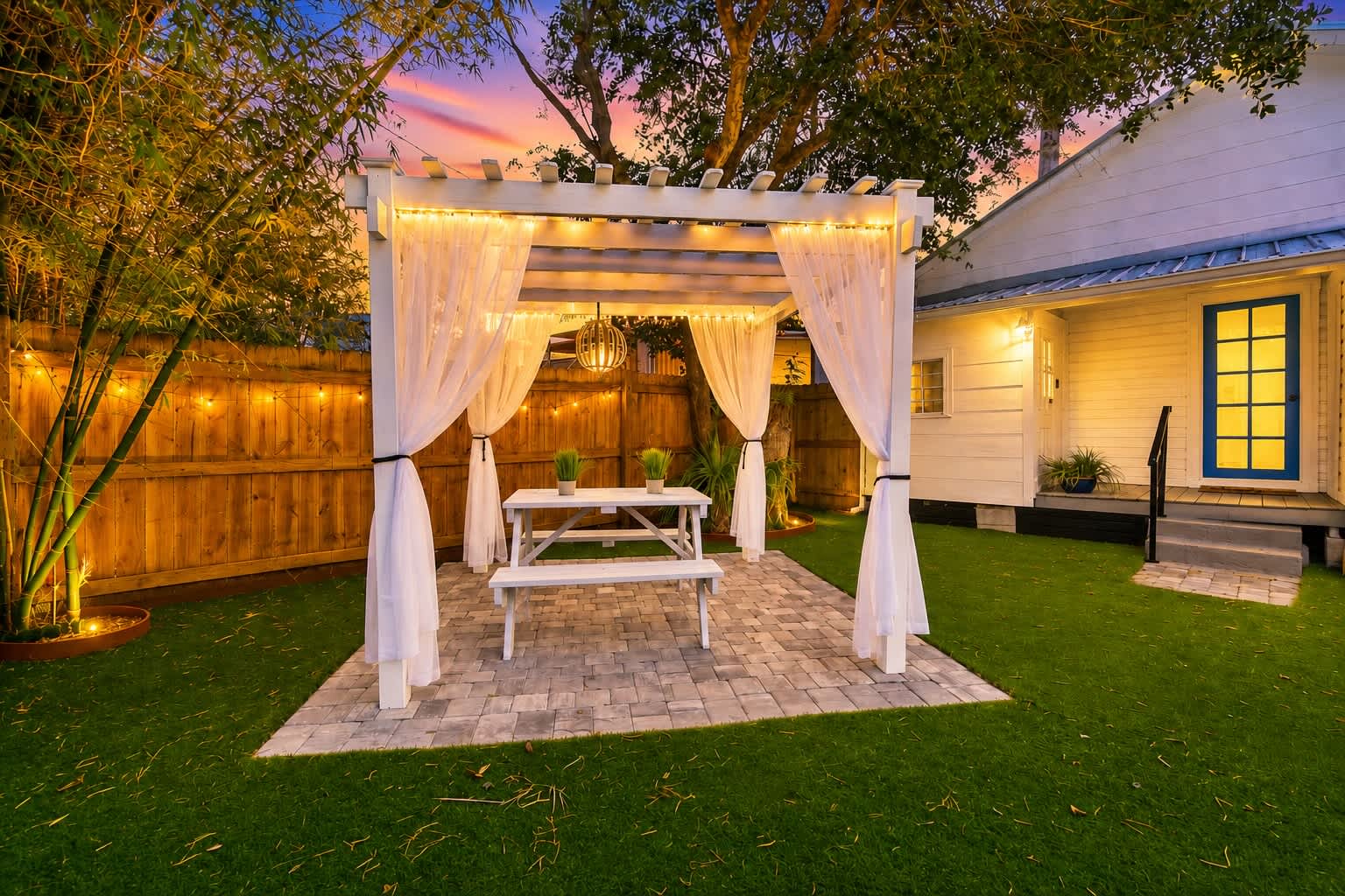 Coco's Cozy Cabana - Hot Tub / Walk to Downtown — photo 8