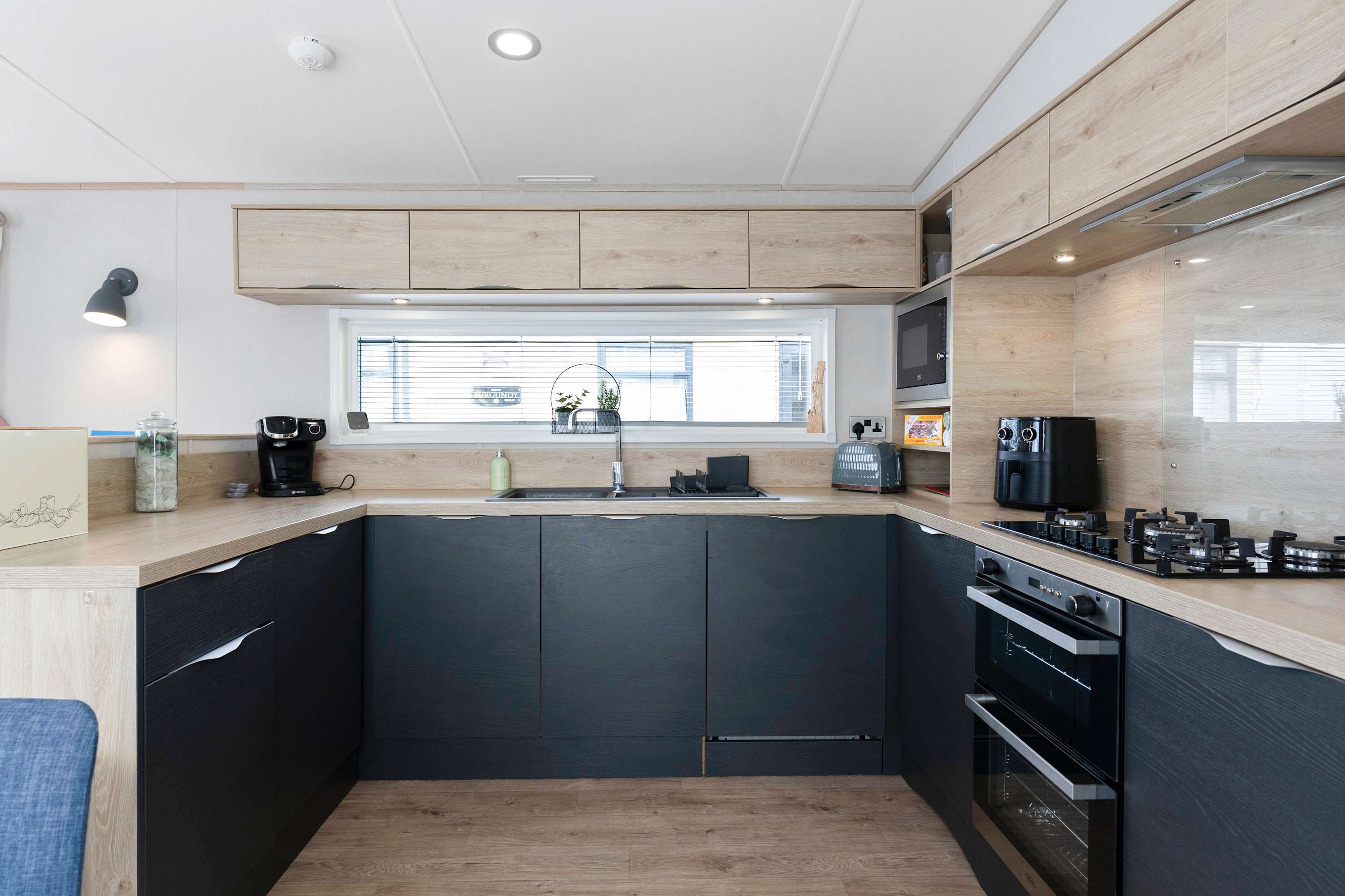 View Beachfront 2BR - Wi-Fi - Free Parking - Sleeps 6 in Southern Upland Way TD13 5YP Beachfront 2BR - Wi-Fi - Free Parking - Sleeps 6 in Southern Upland Way TD13 5YP - Property image 5 - VivreStays