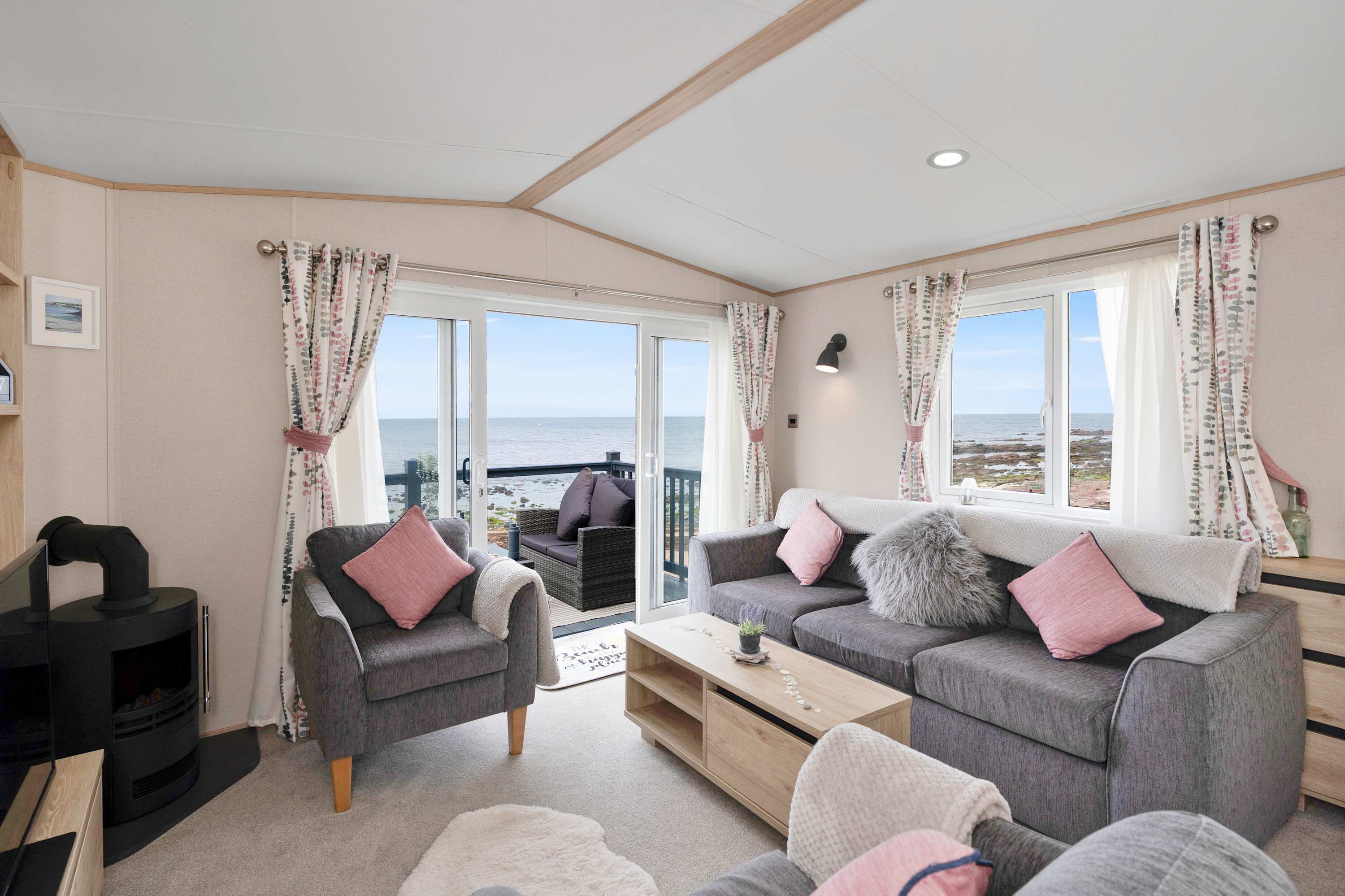 View Beachfront 2BR - Wi-Fi - Free Parking - Sleeps 6 in Southern Upland Way TD13 5YP Beachfront 2BR - Wi-Fi - Free Parking - Sleeps 6 in Southern Upland Way TD13 5YP - Property image 2 - VivreStays