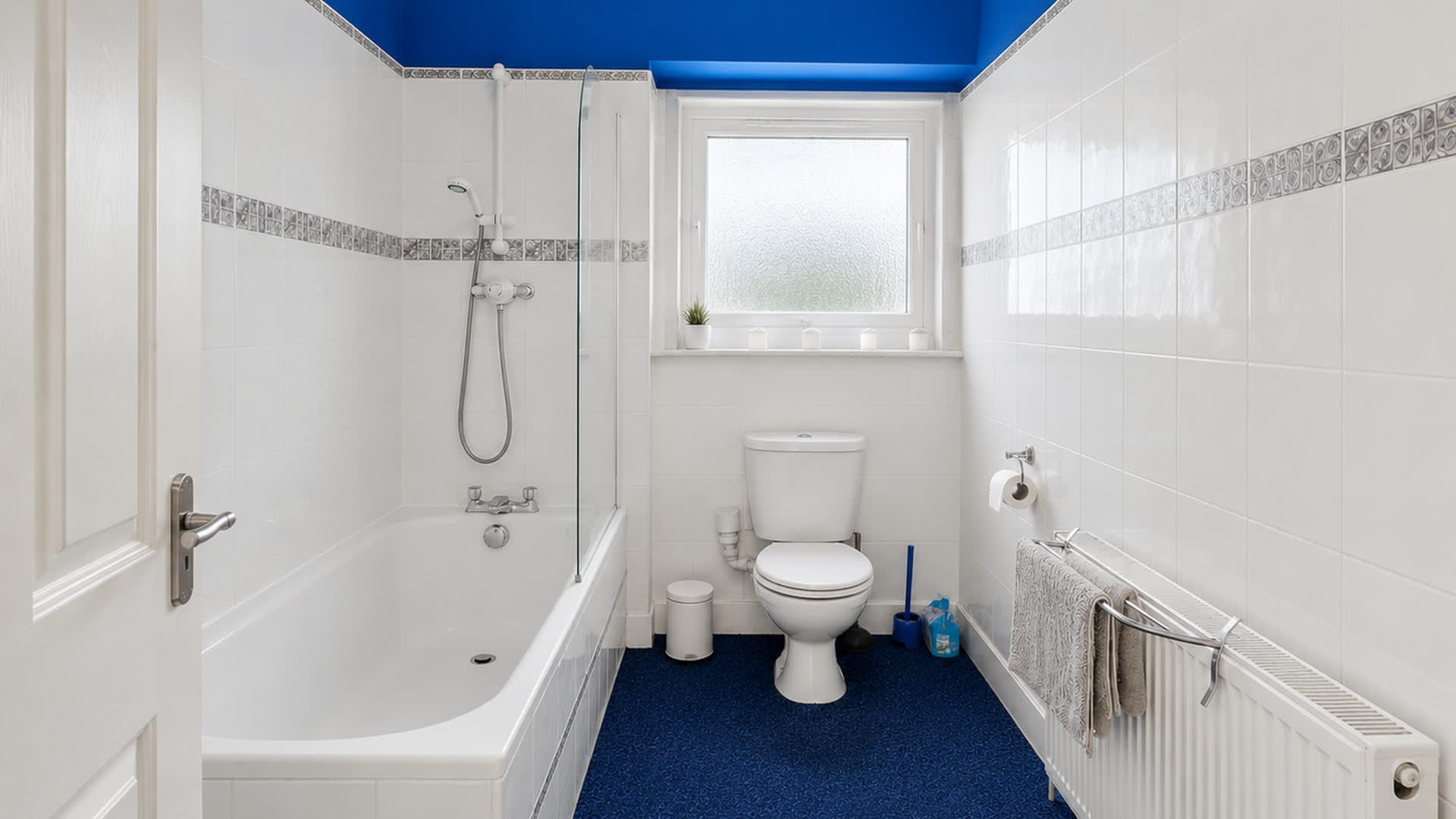 Scenic Waterfront Apartment with Stunning Loch Views in Shore Road 35 PA20 0LQ - Property image 10 - VivreStays