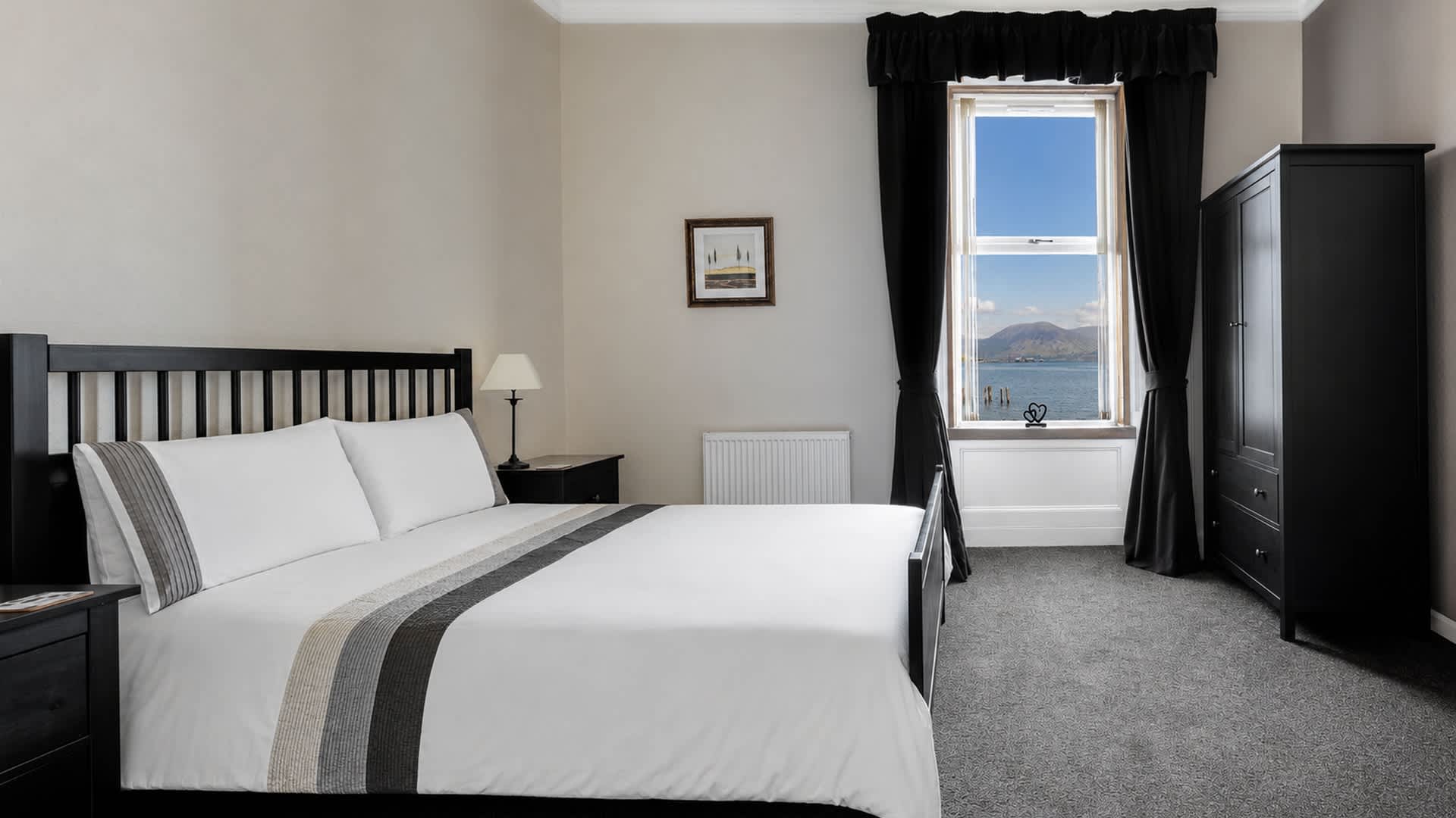 Scenic Waterfront Apartment with Stunning Loch Views in Shore Road 35 PA20 0LQ - Property image 2 - VivreStays