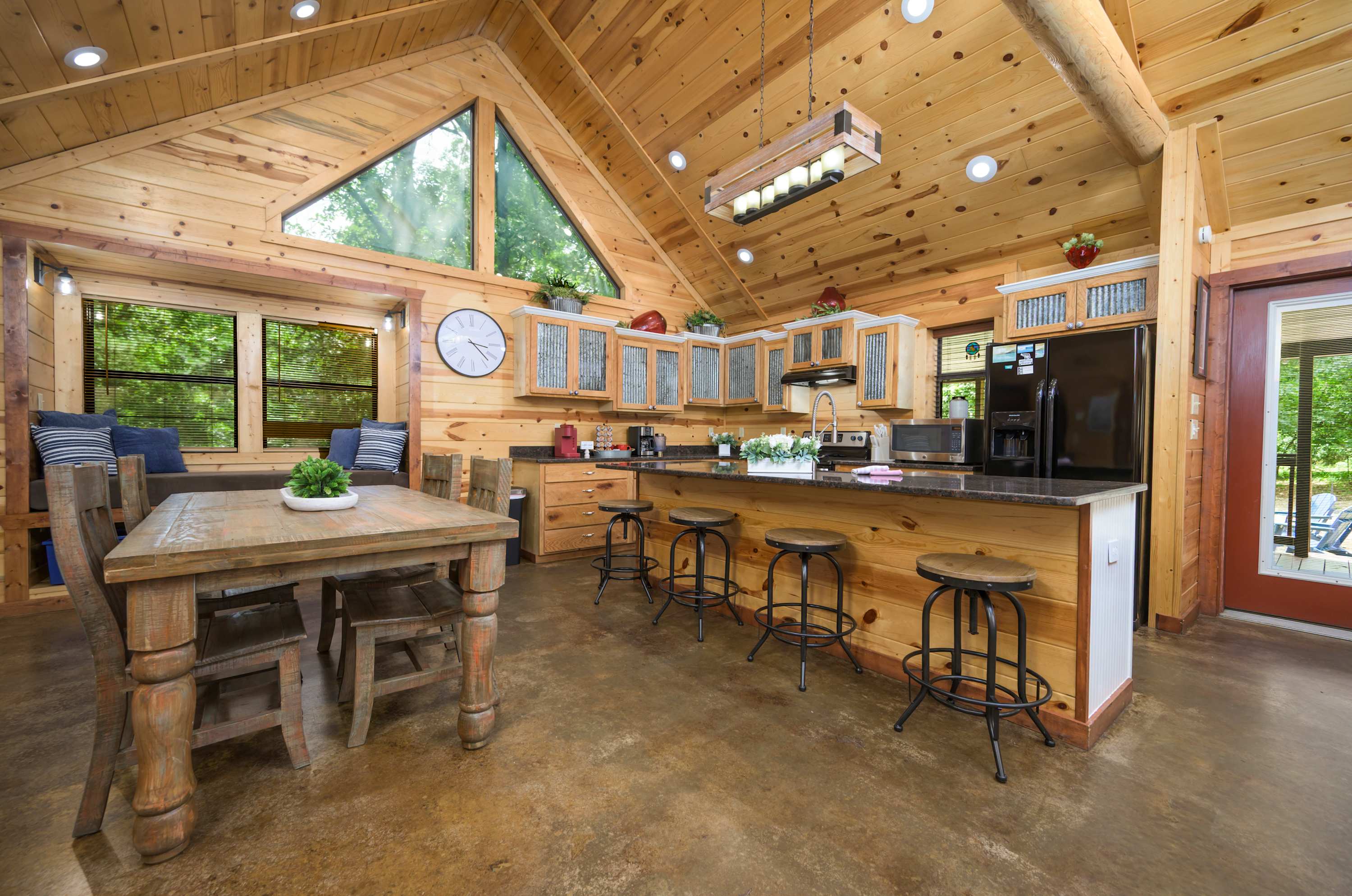 New! Walk to Safari Park! Hot Tub-Playset-Firepit!