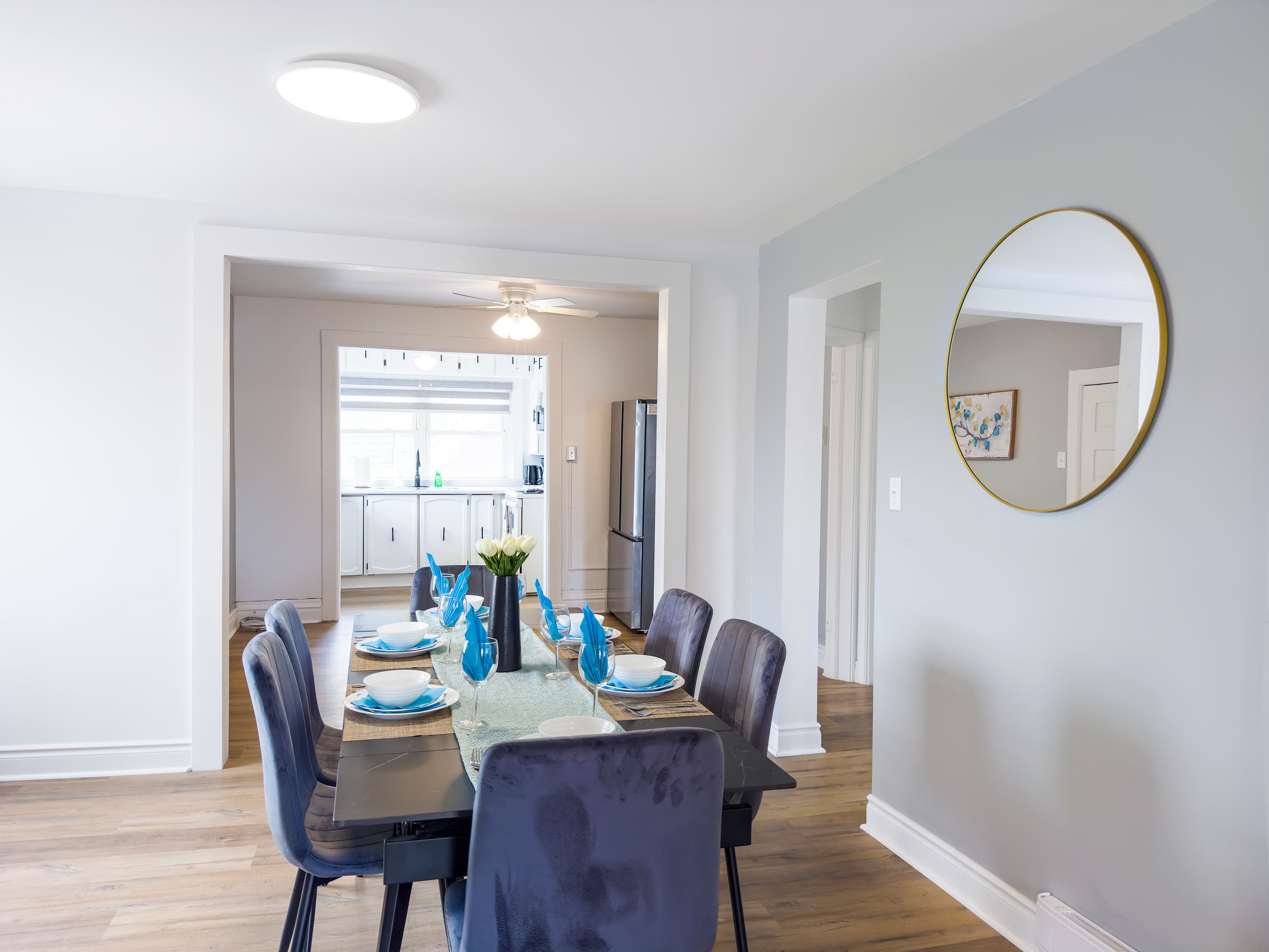 Large Capacity Dining Table