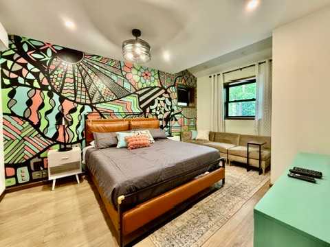 Funky & fun, secret room, games, puzzles. Sleeps 5 in Louisville, KY