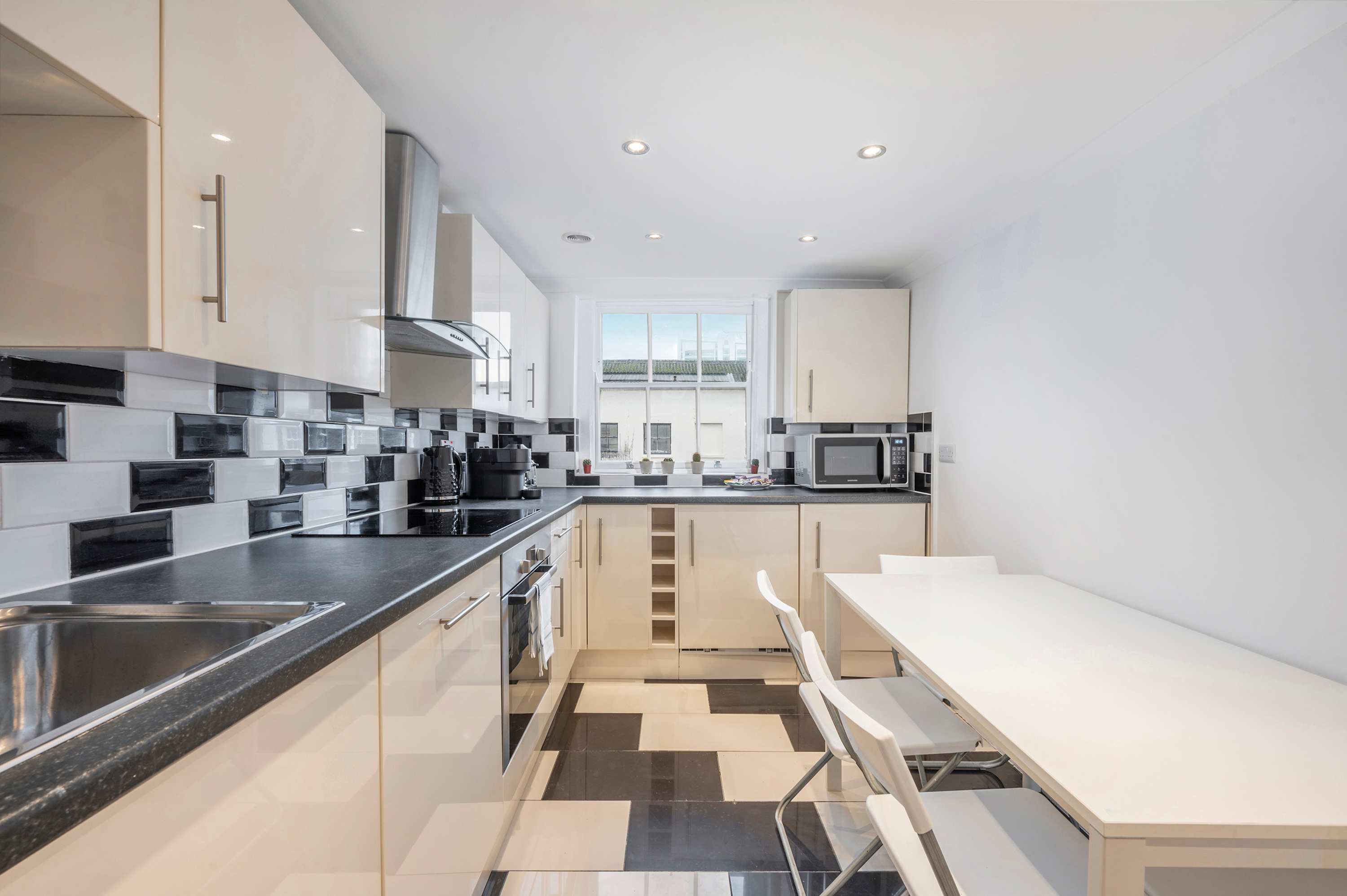 View 2-Bed Fitzrovia Flat Near Oxford Circus · Sleeps 4 in Fitzroy Street, 39E W1T 6DY 2-Bed Fitzrovia Flat Near Oxford Circus · Sleeps 4 in Fitzroy Street, 39E W1T 6DY - Property image 5 - VivreStays