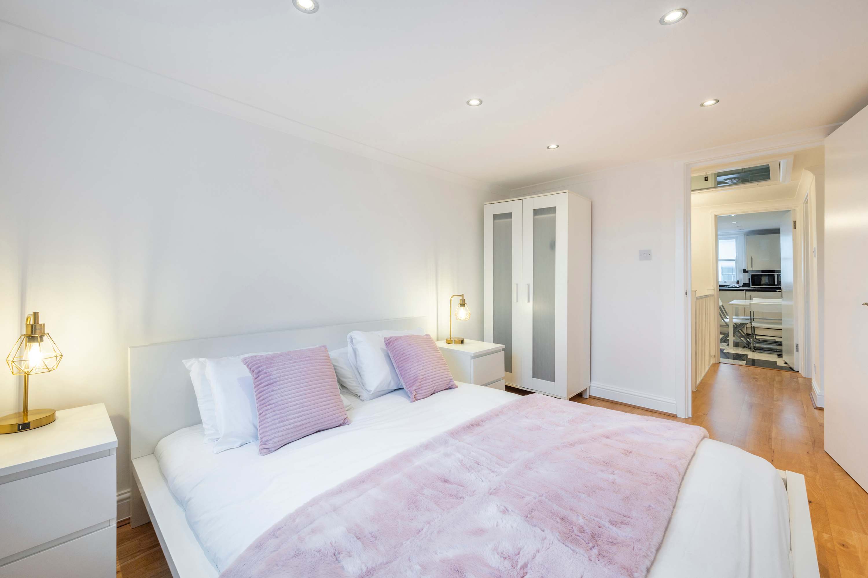 View 2-Bed Fitzrovia Flat Near Oxford Circus · Sleeps 4 in Fitzroy Street, 39E W1T 6DY 2-Bed Fitzrovia Flat Near Oxford Circus · Sleeps 4 in Fitzroy Street, 39E W1T 6DY - Property image 7 - VivreStays