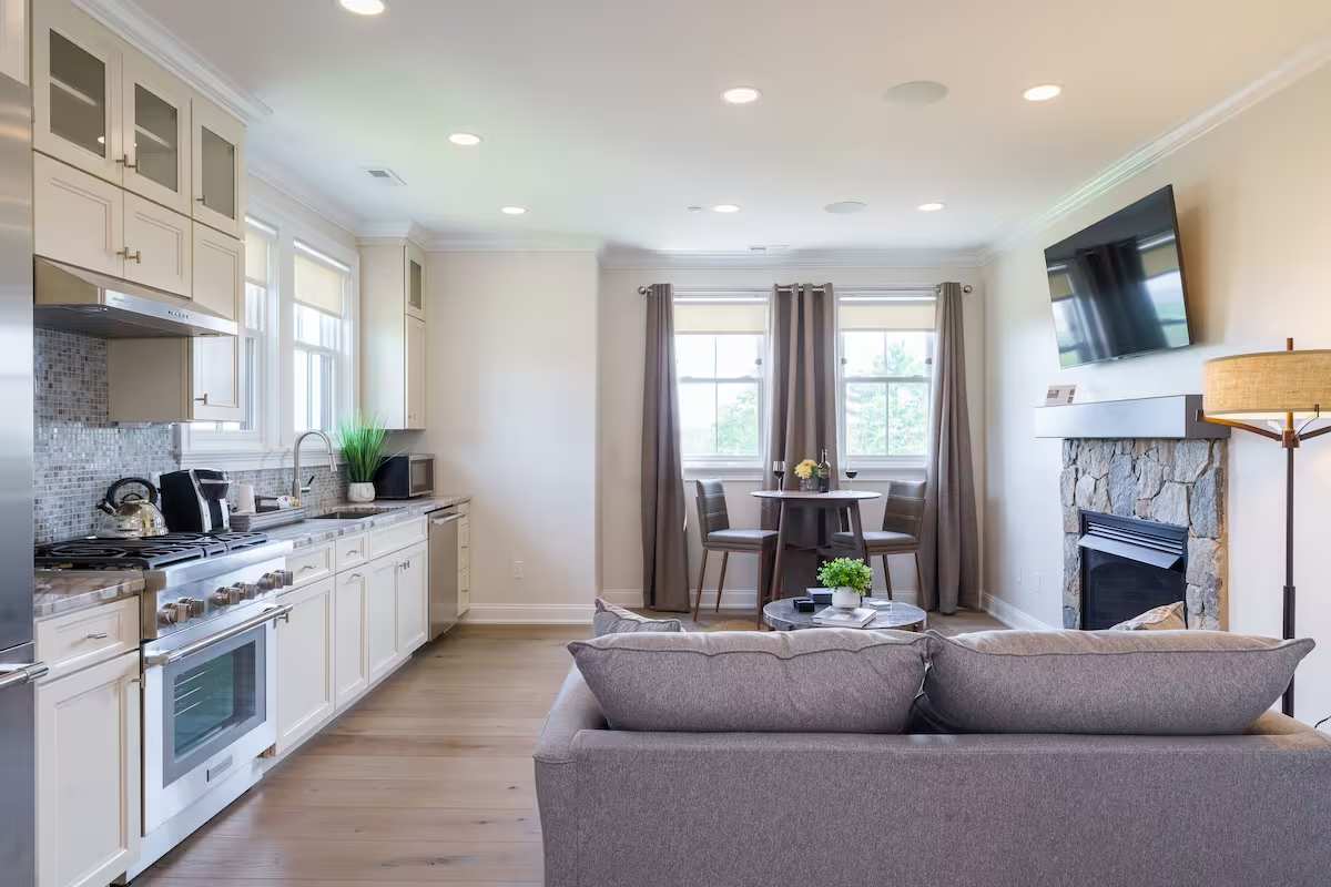Hilltop Standard Queen Suite