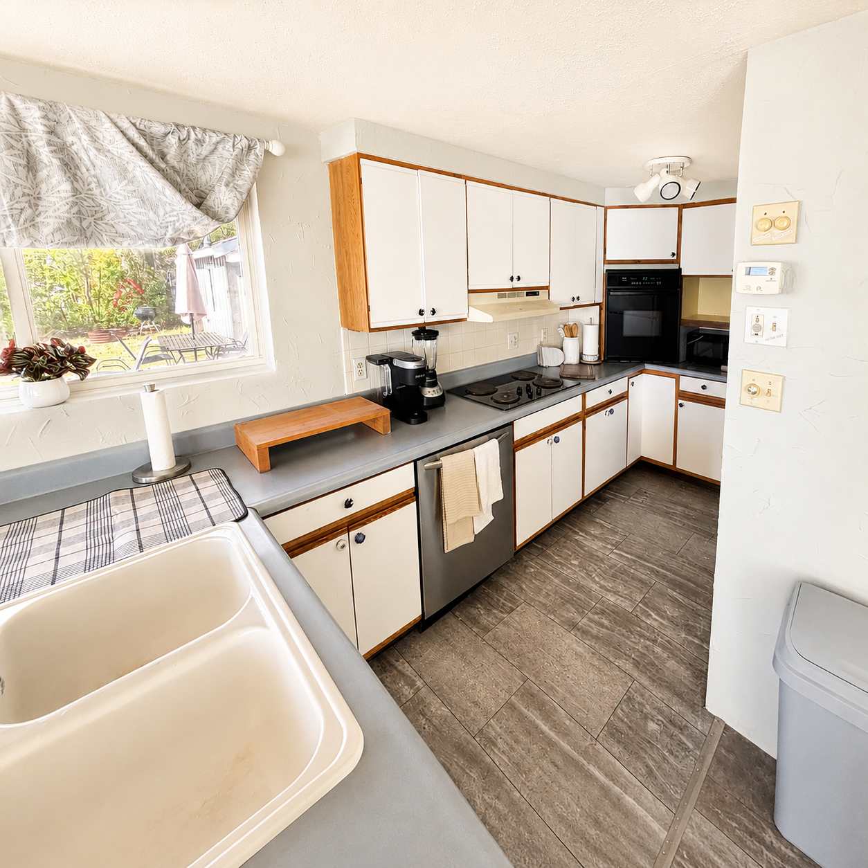 Lakefront Cottage Retreat - Main House