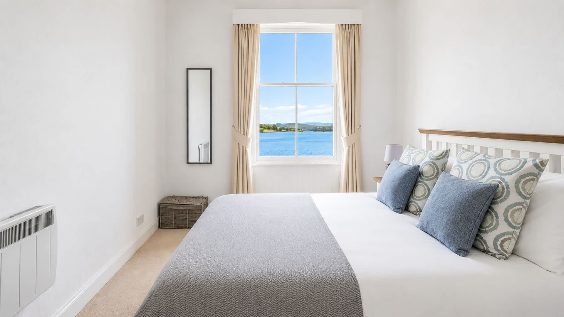 Stunning Oceanfront Apartment in Kilchattan Bay in Flat 1/1 Govandale PA20 9NJ - Property image 5 - VivreStays