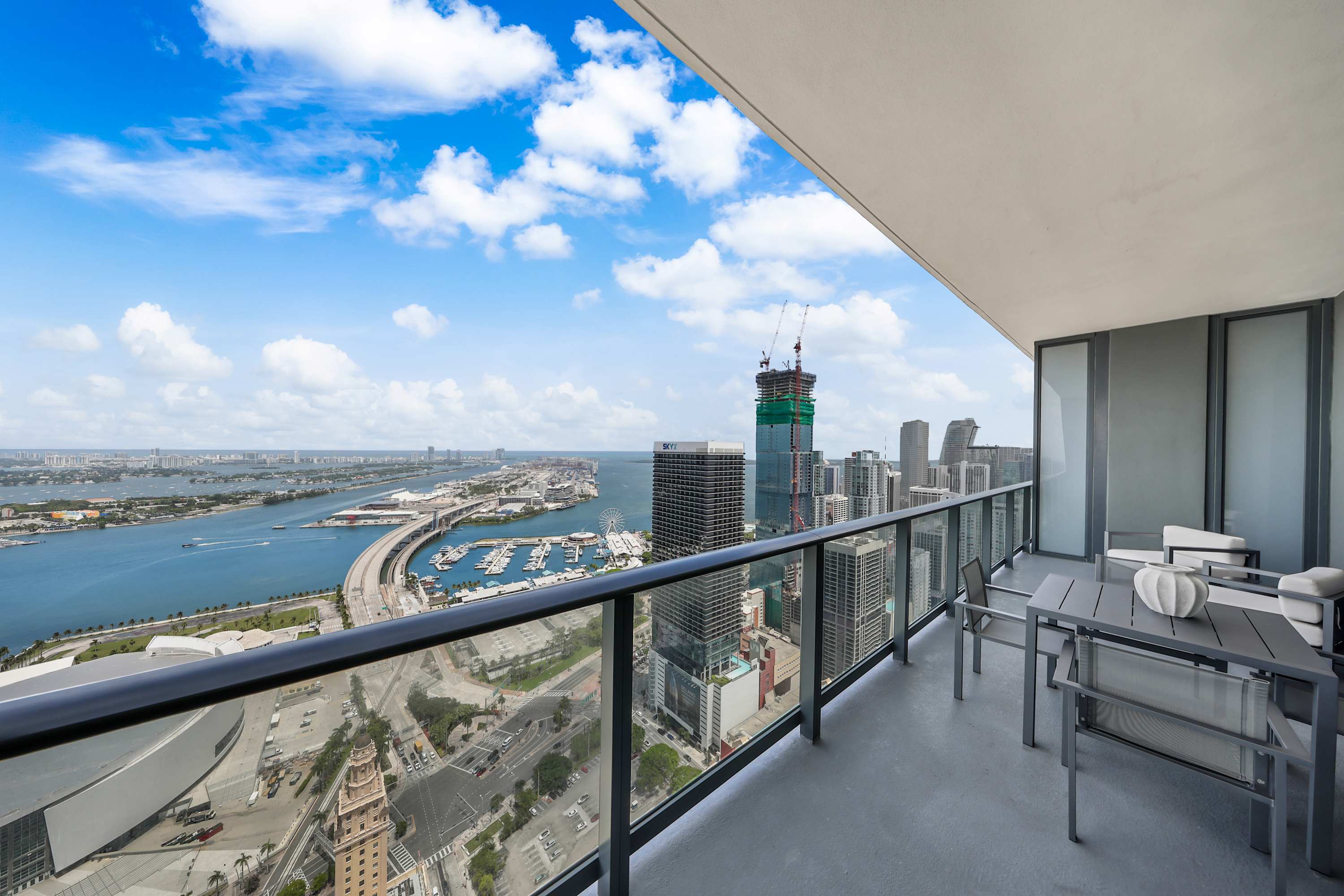 Direct Views Bayfront Condo - Near Kaseya Center