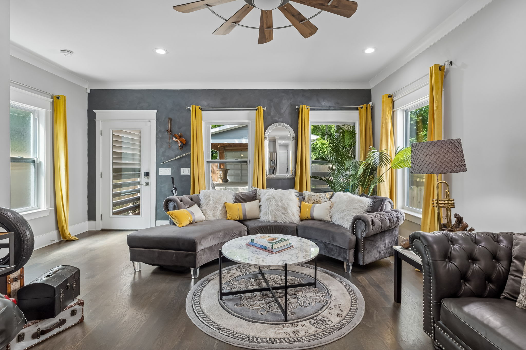 Stay in style! Spacious Nash home near Broadway!