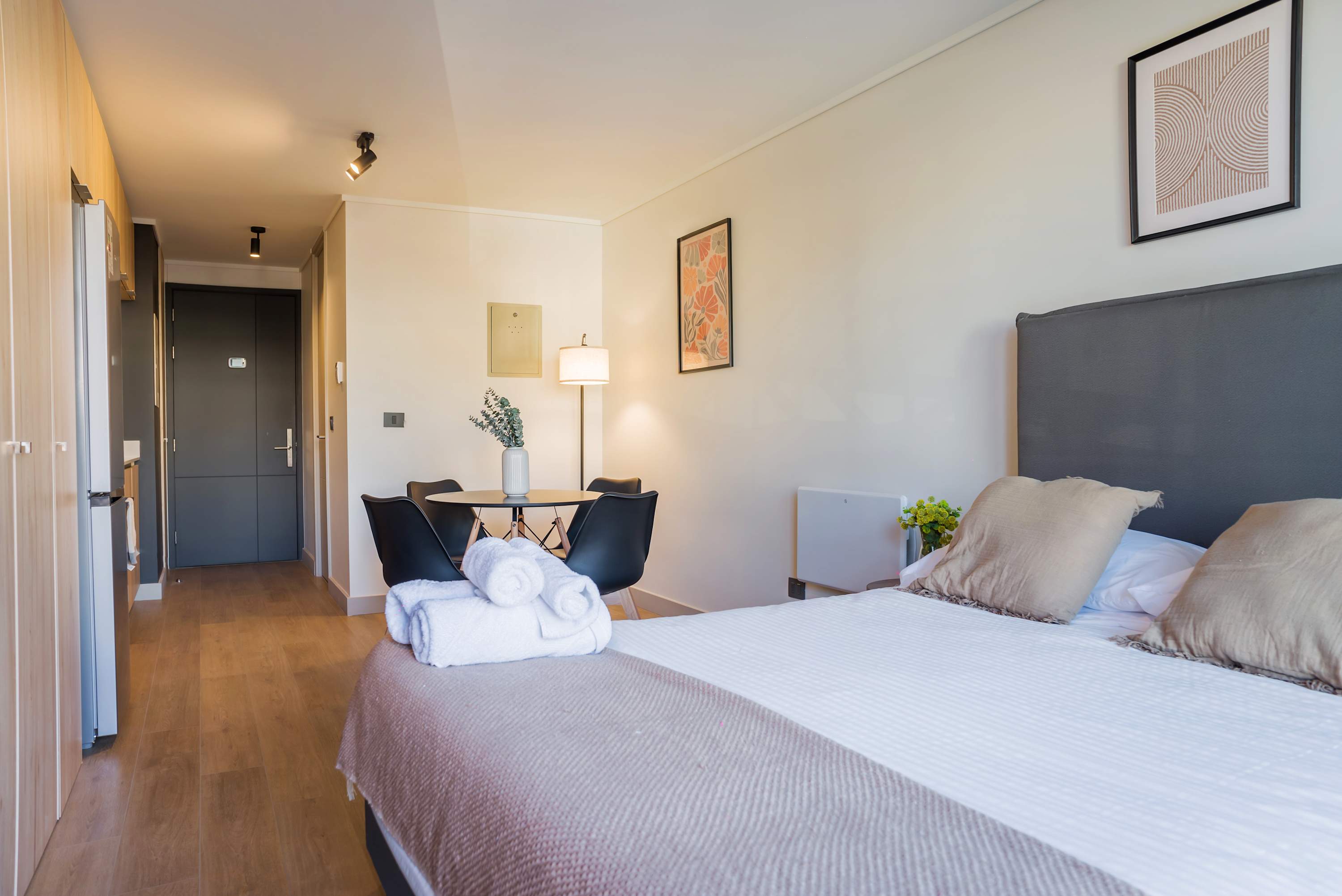 Cozy studio apartment with modern decor and a welcoming ambiance, perfect for a relaxing stay.