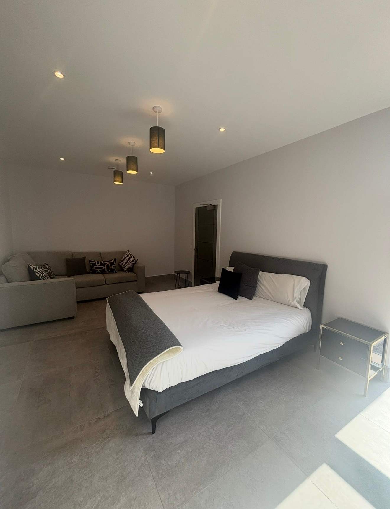 Spacious Family Home in Edinburgh with Private Garden in Belgrave Road 34 EH12 6NF - Property image 4 - VivreStays