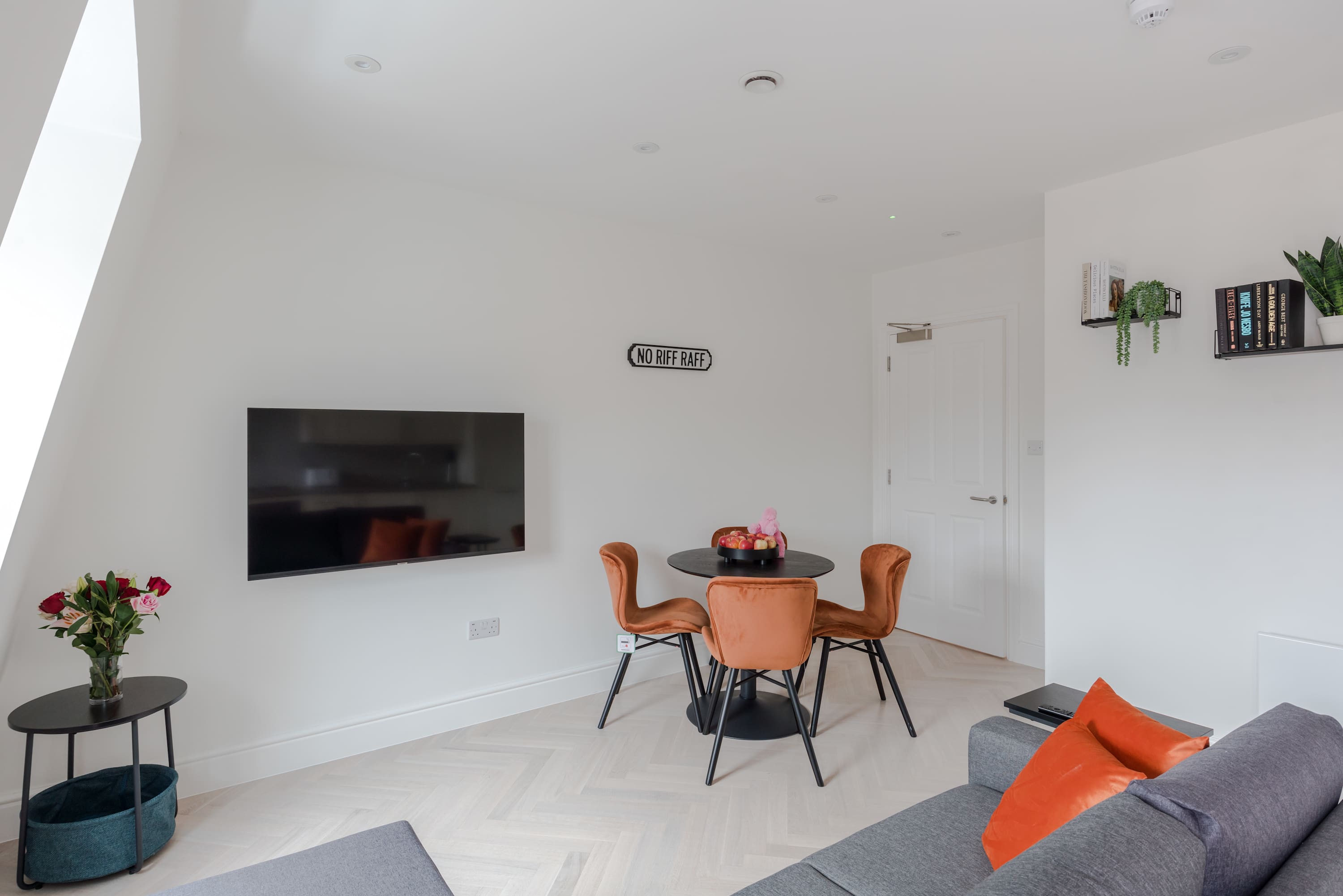 View Top-Floor 1-Bed + Balcony · Fitzrovia · Sleeps 4 in Foley Street, 4 W1W 7TJ Top-Floor 1-Bed + Balcony · Fitzrovia · Sleeps 4 in Foley Street, 4 W1W 7TJ - Property image 7 - VivreStays