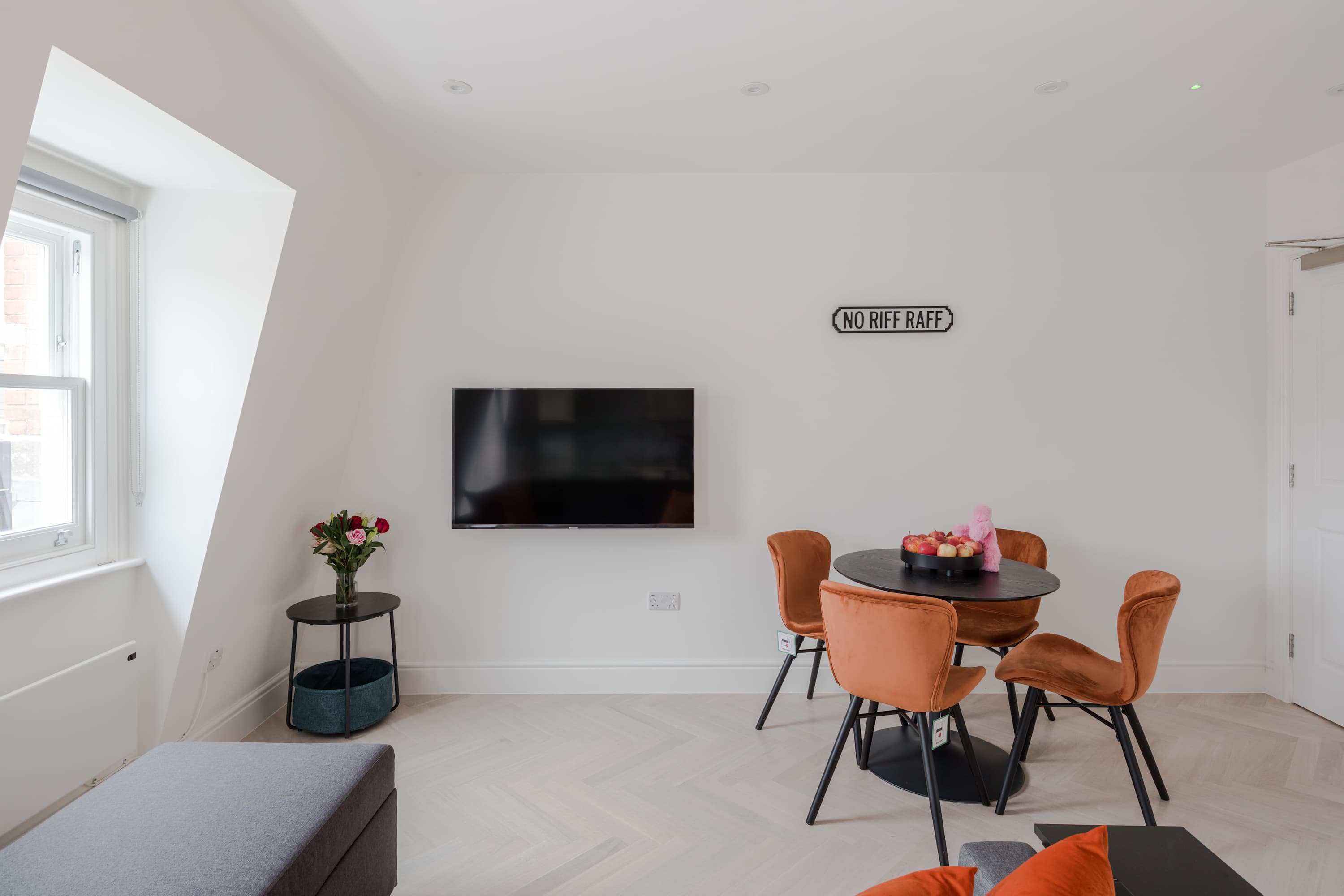 View Top-Floor 1-Bed + Balcony · Fitzrovia · Sleeps 4 in Foley Street, 4 W1W 7TJ Top-Floor 1-Bed + Balcony · Fitzrovia · Sleeps 4 in Foley Street, 4 W1W 7TJ - Property image 9 - VivreStays