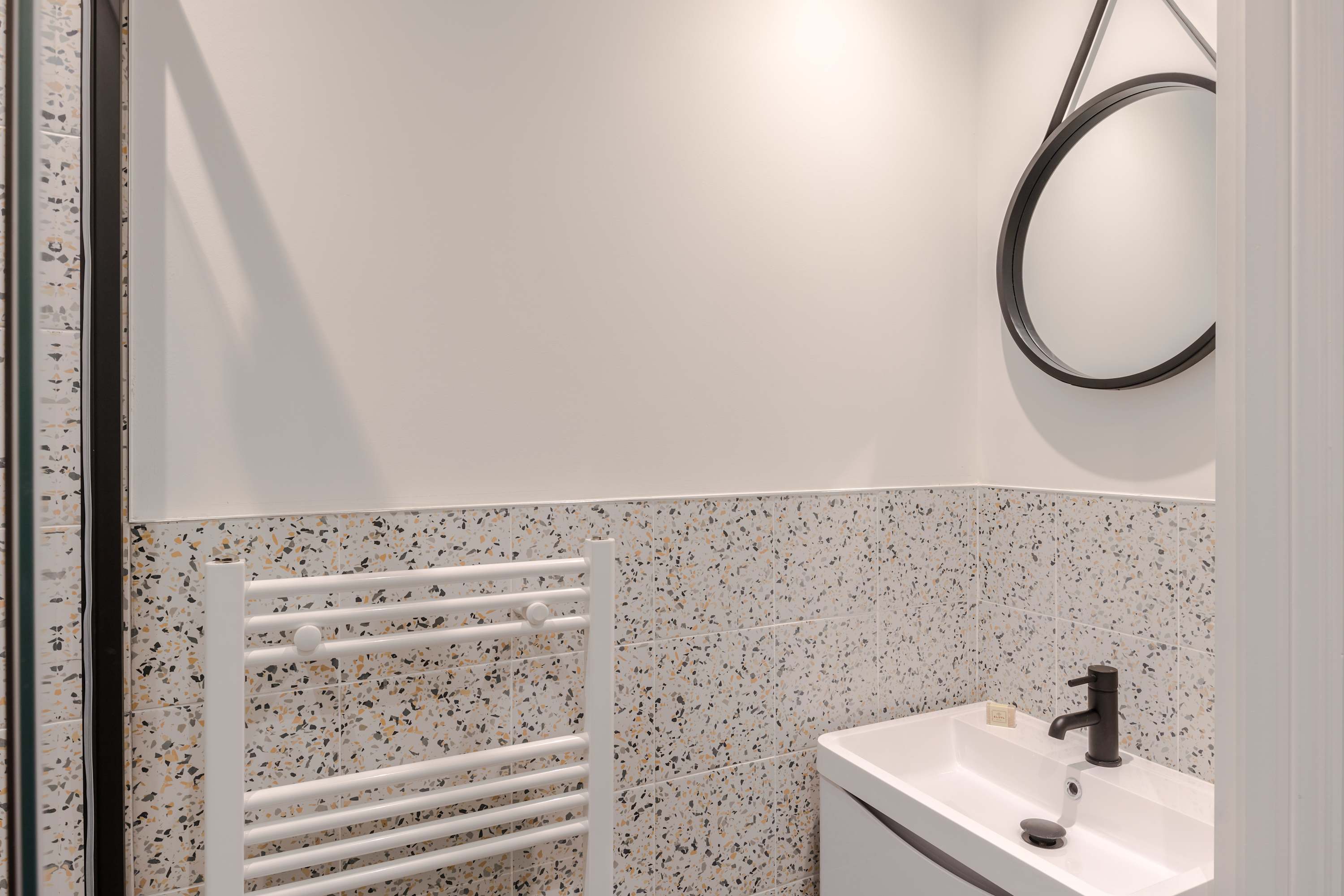 View Top-Floor 1-Bed + Balcony · Fitzrovia · Sleeps 4 in Foley Street, 4 W1W 7TJ Top-Floor 1-Bed + Balcony · Fitzrovia · Sleeps 4 in Foley Street, 4 W1W 7TJ - Property image 16 - VivreStays