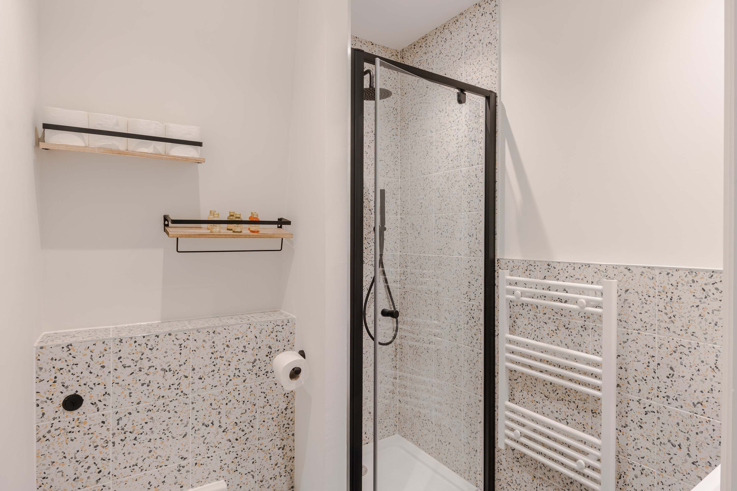 View Top-Floor 1-Bed + Balcony · Fitzrovia · Sleeps 4 in Foley Street, 4 W1W 7TJ Top-Floor 1-Bed + Balcony · Fitzrovia · Sleeps 4 in Foley Street, 4 W1W 7TJ - Property image 18 - VivreStays