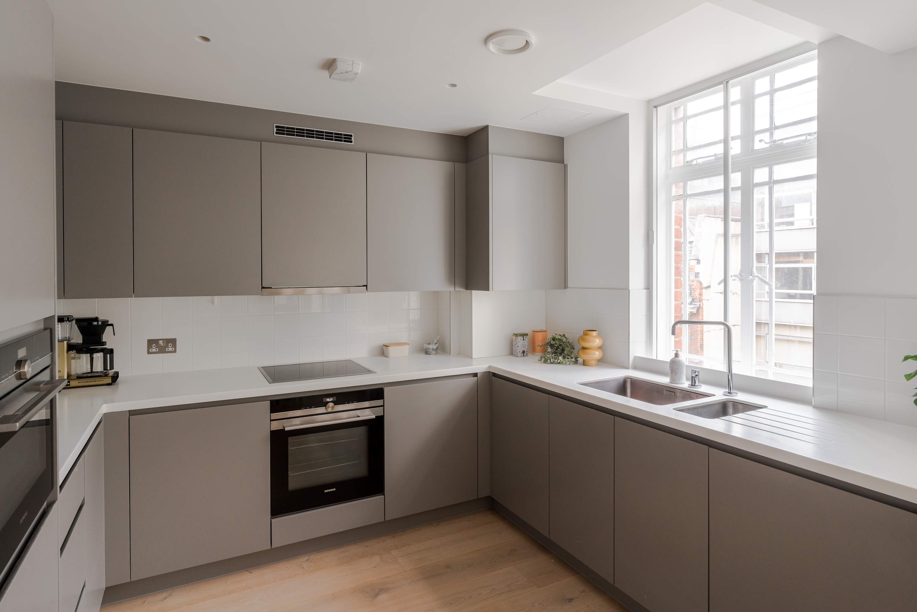 Bright 3-Bed Marylebone Flat · Balcony · Sleeps 7 in Great Portland Street W1W - Property image 8 - VivreStays