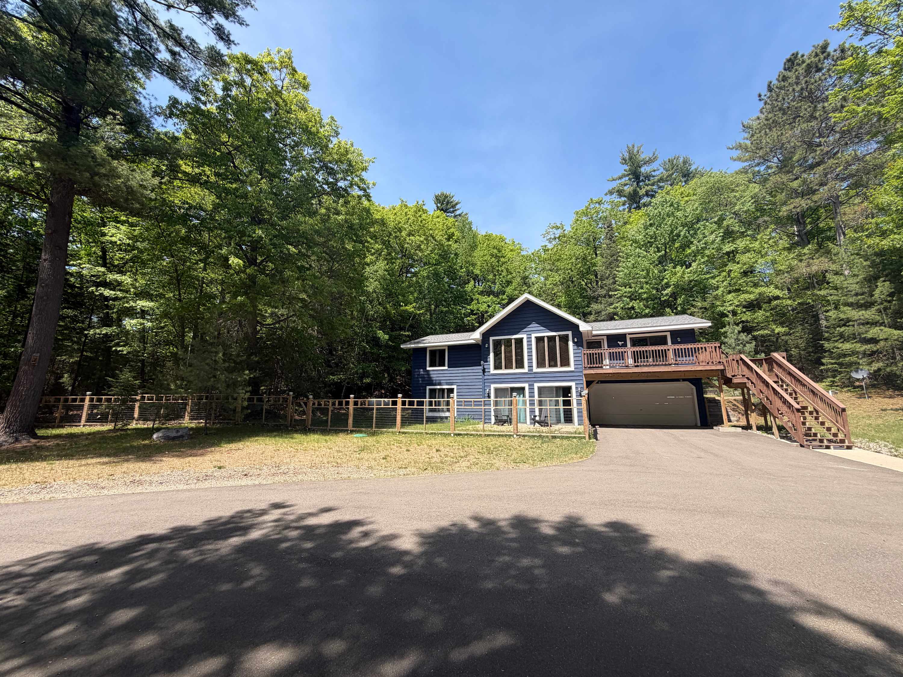 Serene Home with large fenced in yard, jetted tub, WIFI, near Lakes & Trails
