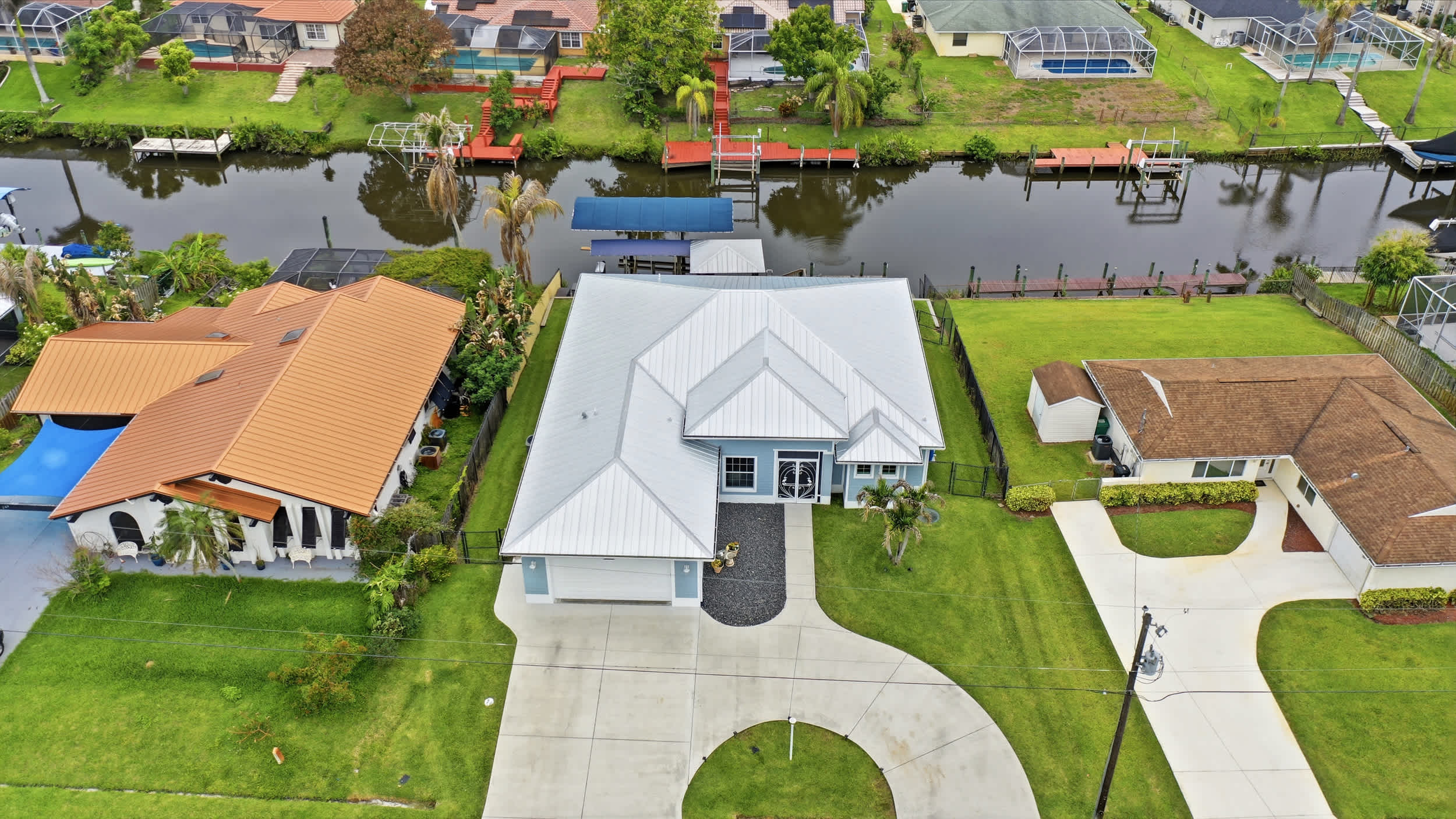 Waterfront Home Dock Boat Lift Close to Beach