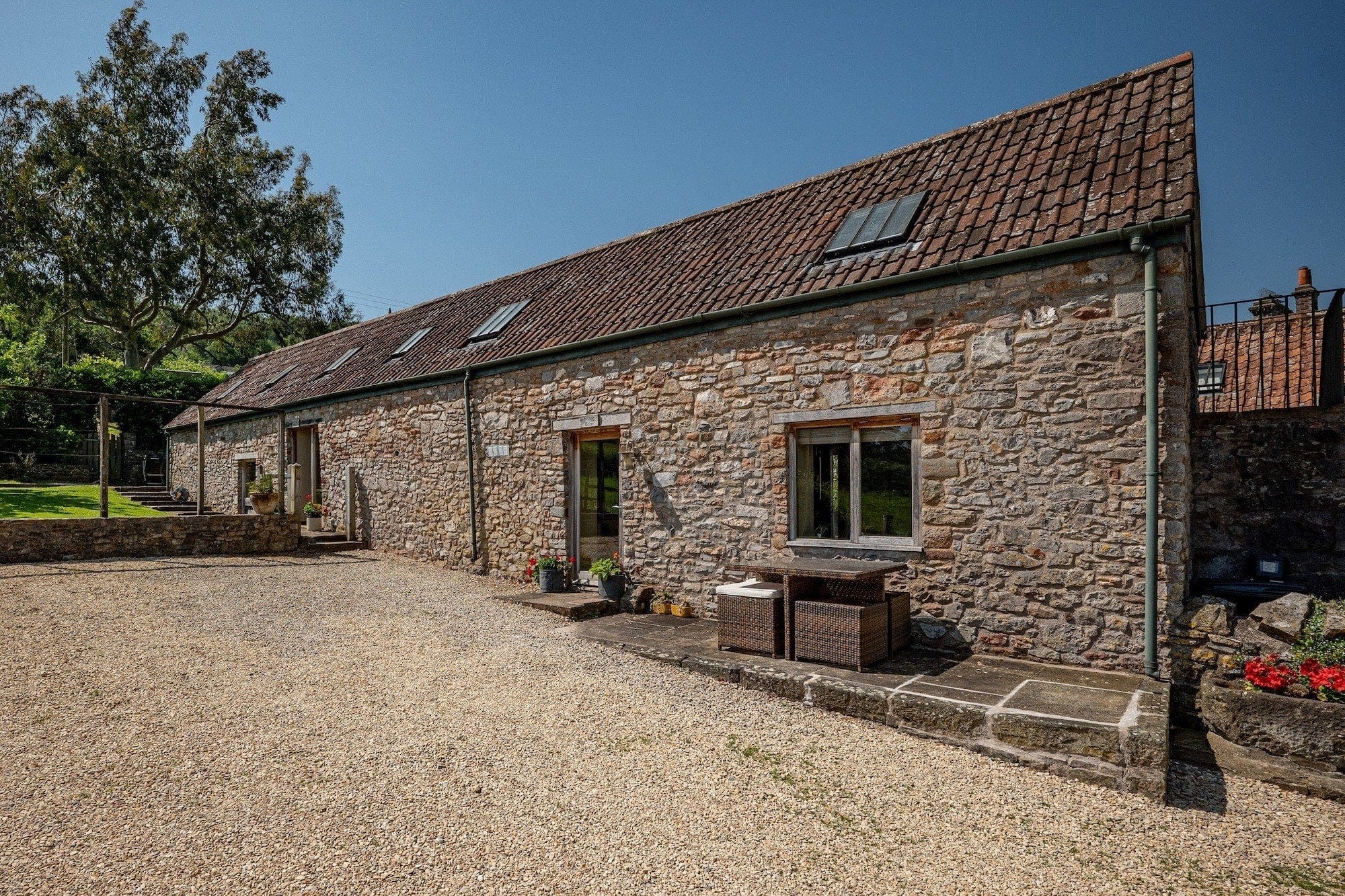 Cosy Barn Conversion with Patio & Private Parking