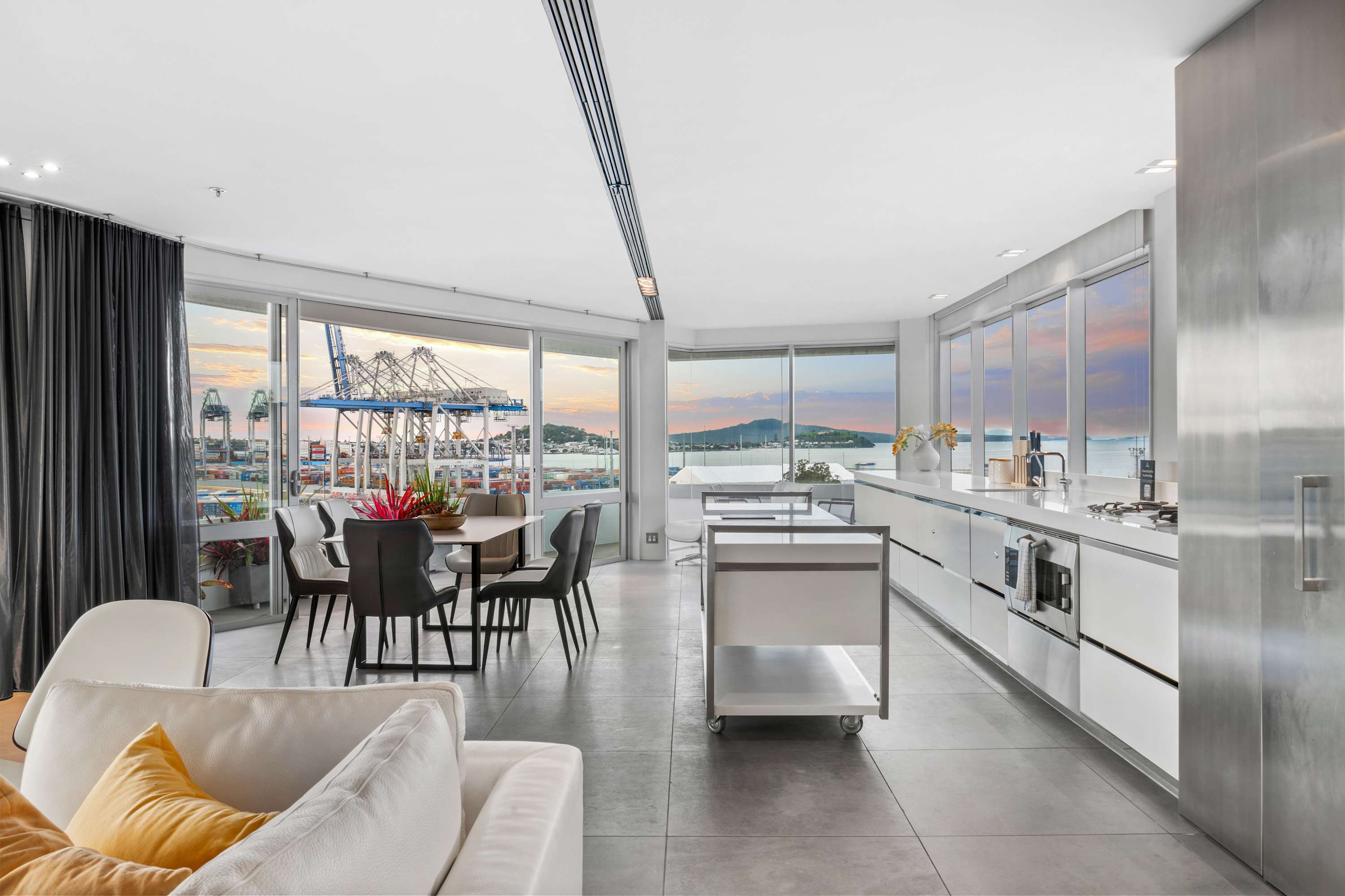 3BR Penthouse CBD Harbour Views Zodiak Stays | Photo 2