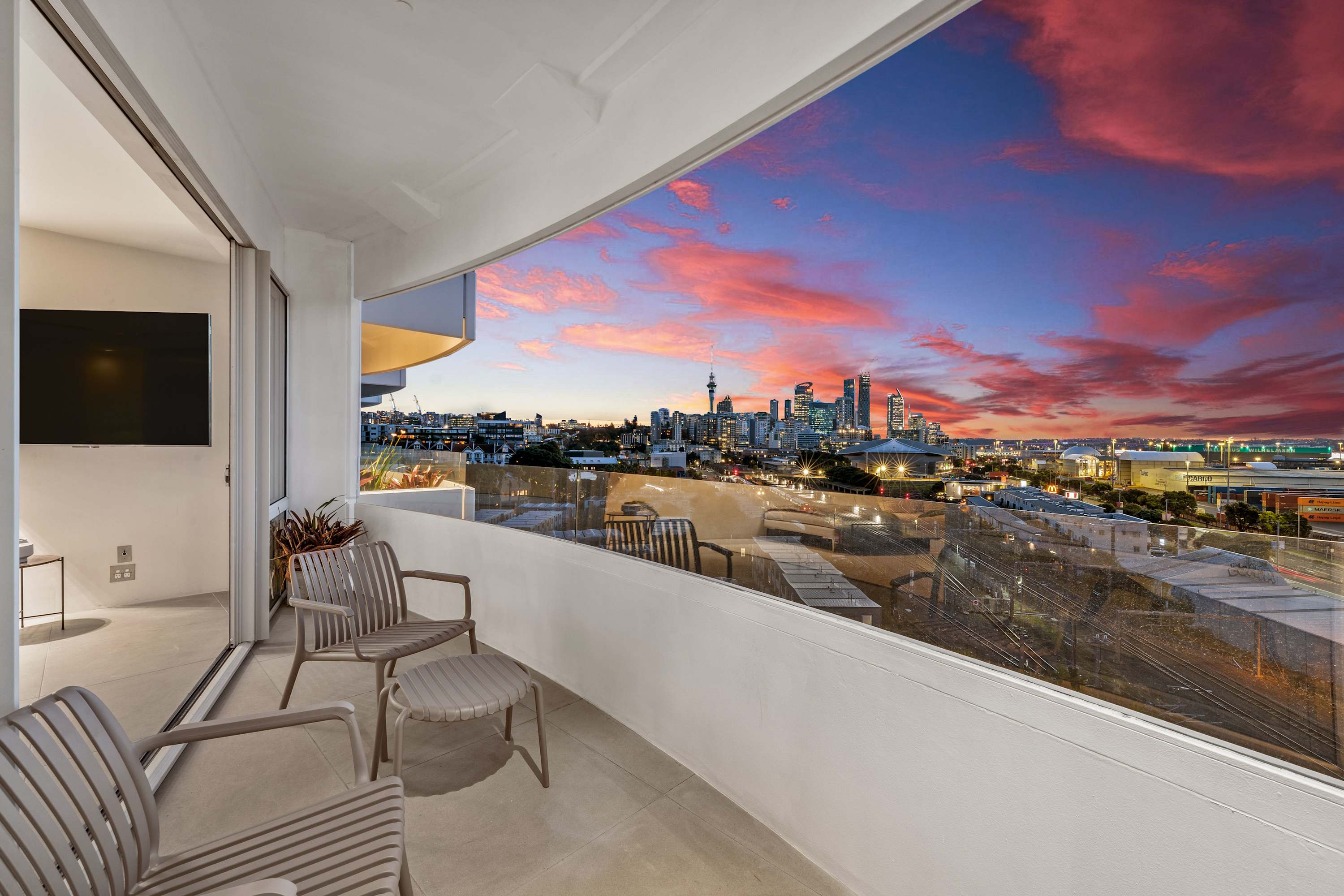 3BR Penthouse CBD Harbour Views Zodiak Stays