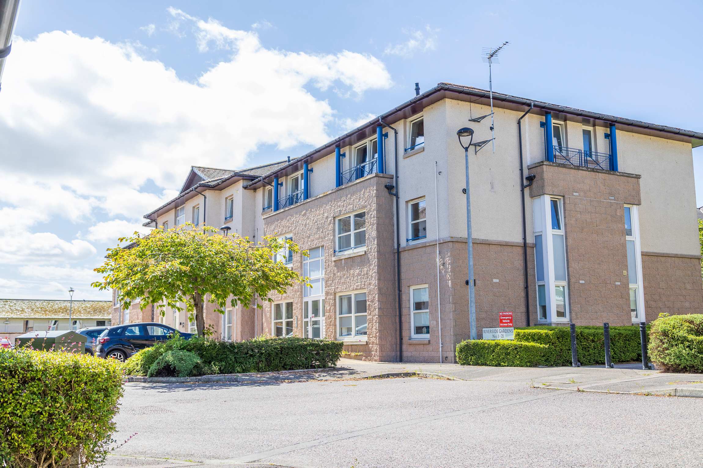 View Stylish 2-BR Apt | Parking & Wi-Fi | Sleeps 4 in 5 Riverside Gardens IV3 5TB Stylish 2-BR Apt | Parking & Wi-Fi | Sleeps 4 in 5 Riverside Gardens IV3 5TB - Property image 2 - VivreStays