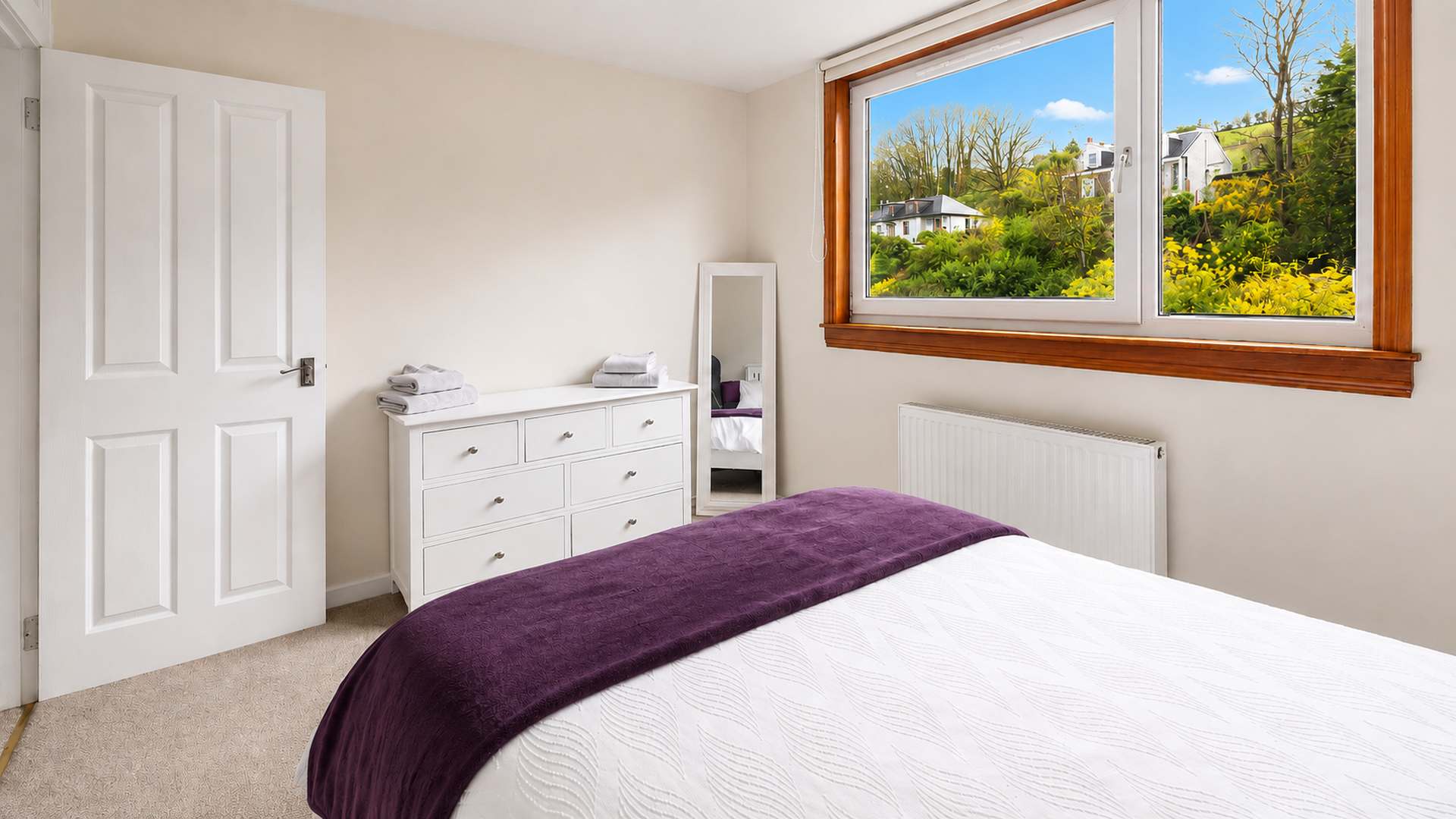 Modern Waterfront Apartment with Stunning Sea Views in Ardbeg Road 27 PA20 0NL - Property image 7 - VivreStays