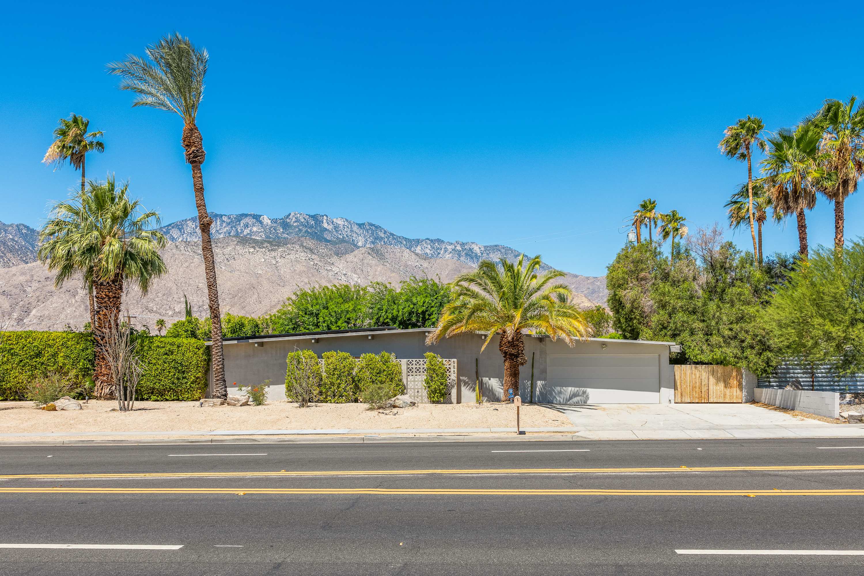 Meiselman in Palm Springs, California by Luxus Vacation Properties