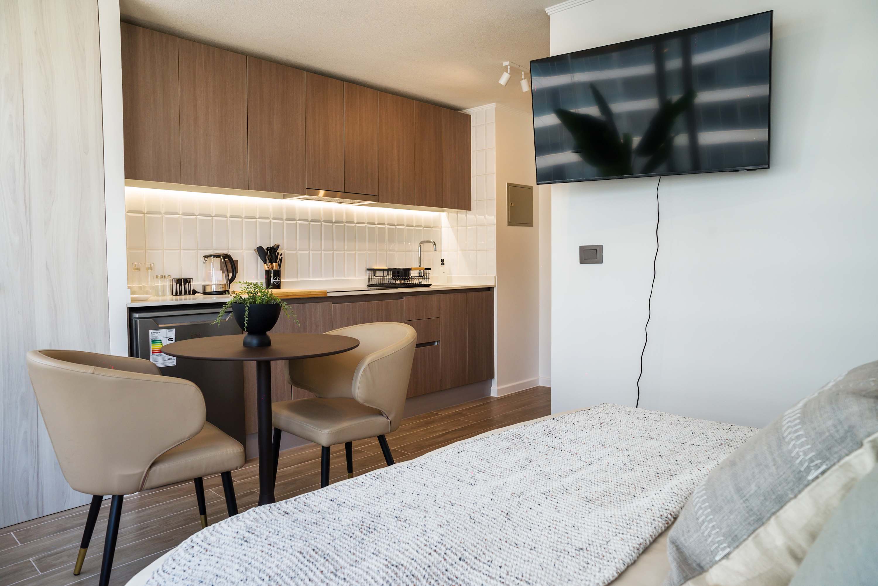 Cozy studio with a modern kitchen and dining area, perfect for a comfortable stay.