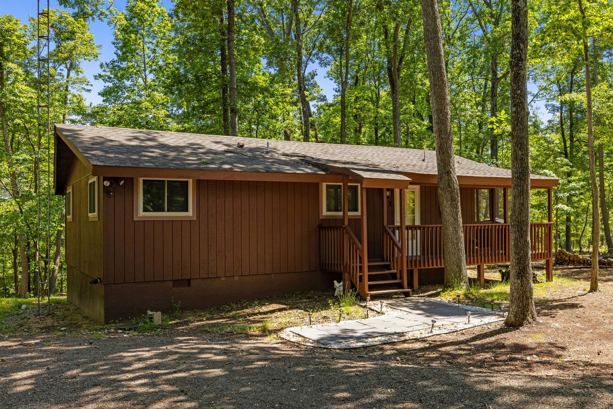 Cozy Cottage w Enclosed Porch, Fireplace & Grill